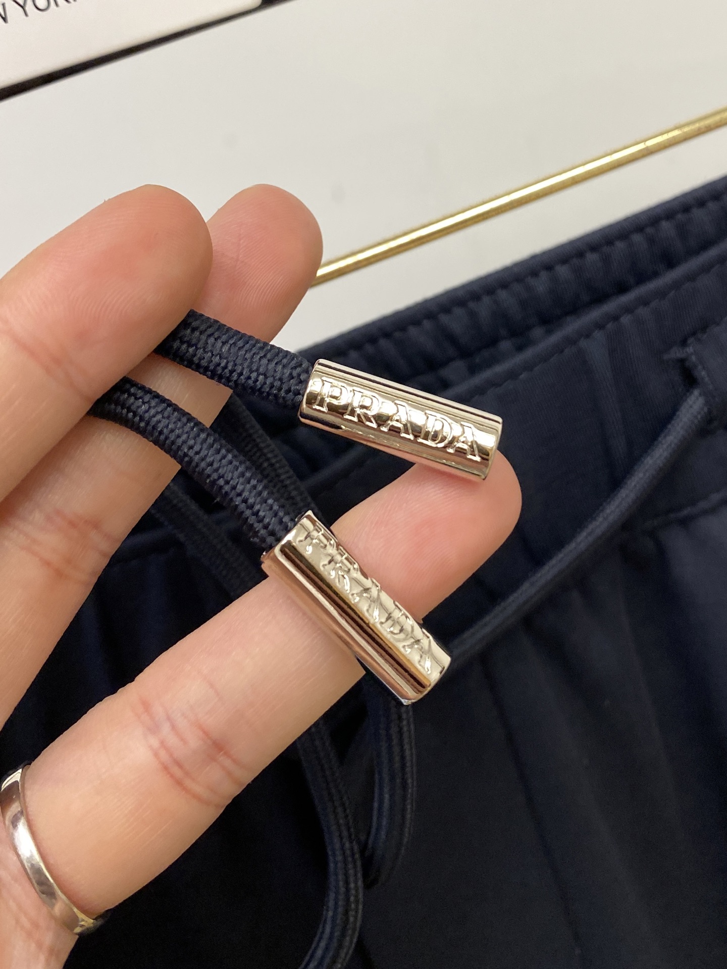 ￼普拉达、2025爆款休闲裤 高弹显瘦必爆简约百搭爆款，做工精细，每一针都看得到用心，超多明星网红最爱 