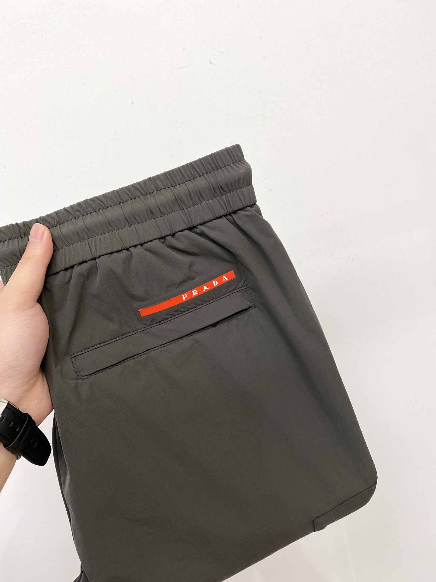 NO:537530,Prada, 2025 hot casual pants, high elasticity and slimming, simple and versatile hot style, fine workmanship, every needle can be seen attentively, many celebrity internet celebrities love the most, lengthen the body proportions!  Micro-spin ^_^Comfortable fabric Details M-3XL, prada, alexander wang19860909普拉达、2025爆款休闲裤 高弹显瘦必爆简约百搭爆款,做工精细,每一针都看得到用心,超多明星网红最爱 拉长身材比例哦！微弹 ^_^舒适面料 细节体码数M-3XL,,prada,alexander wang,Men's clothing