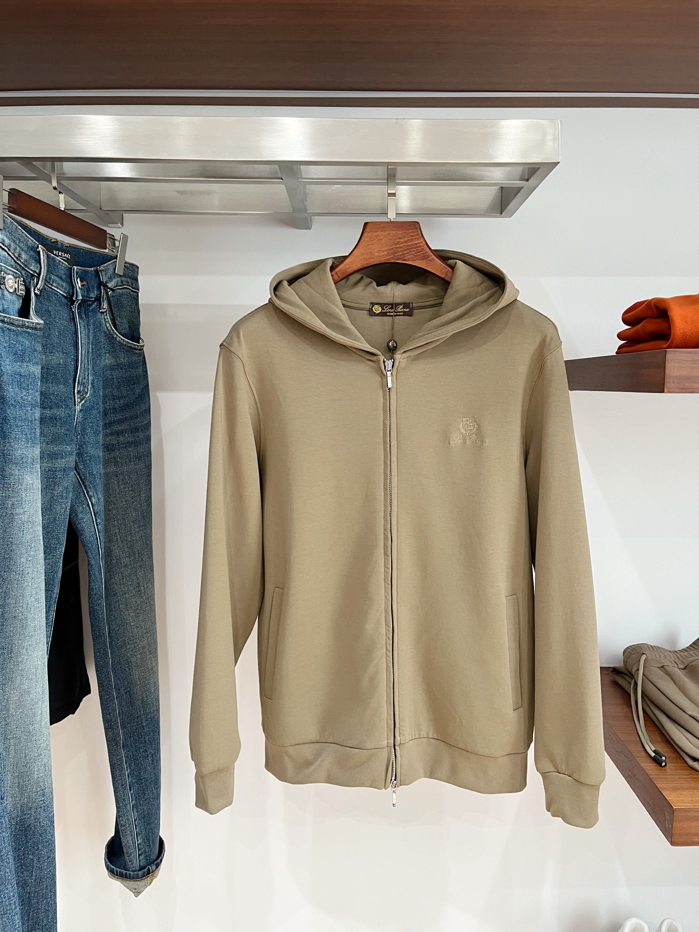 NO:538524,LP, 2025 new sweatshirt jacket, fashionable and handsome, exquisite embroidered pattern letter logo on the chest, simple and versatile style, customized original fabric, not only crisp, maintains the trendy silhouette, and is comfortable to wear, and the yarn is more delicate, code number M-3XL, loro piano, hoodie, sweatshirts, jackets & coats, alexander wang19860909LP、2025新品卫衣外套,时尚帅气,胸前精致刺绣图案字母logo,简约百搭款,定制原版面料,不仅挺括,保持潮流的廓形,又穿着舒适,纱织更细腻,码数M-3XL,,loro piana,hoodie,sweatshirts,jackets & coats,alexander wang,Men's clothing