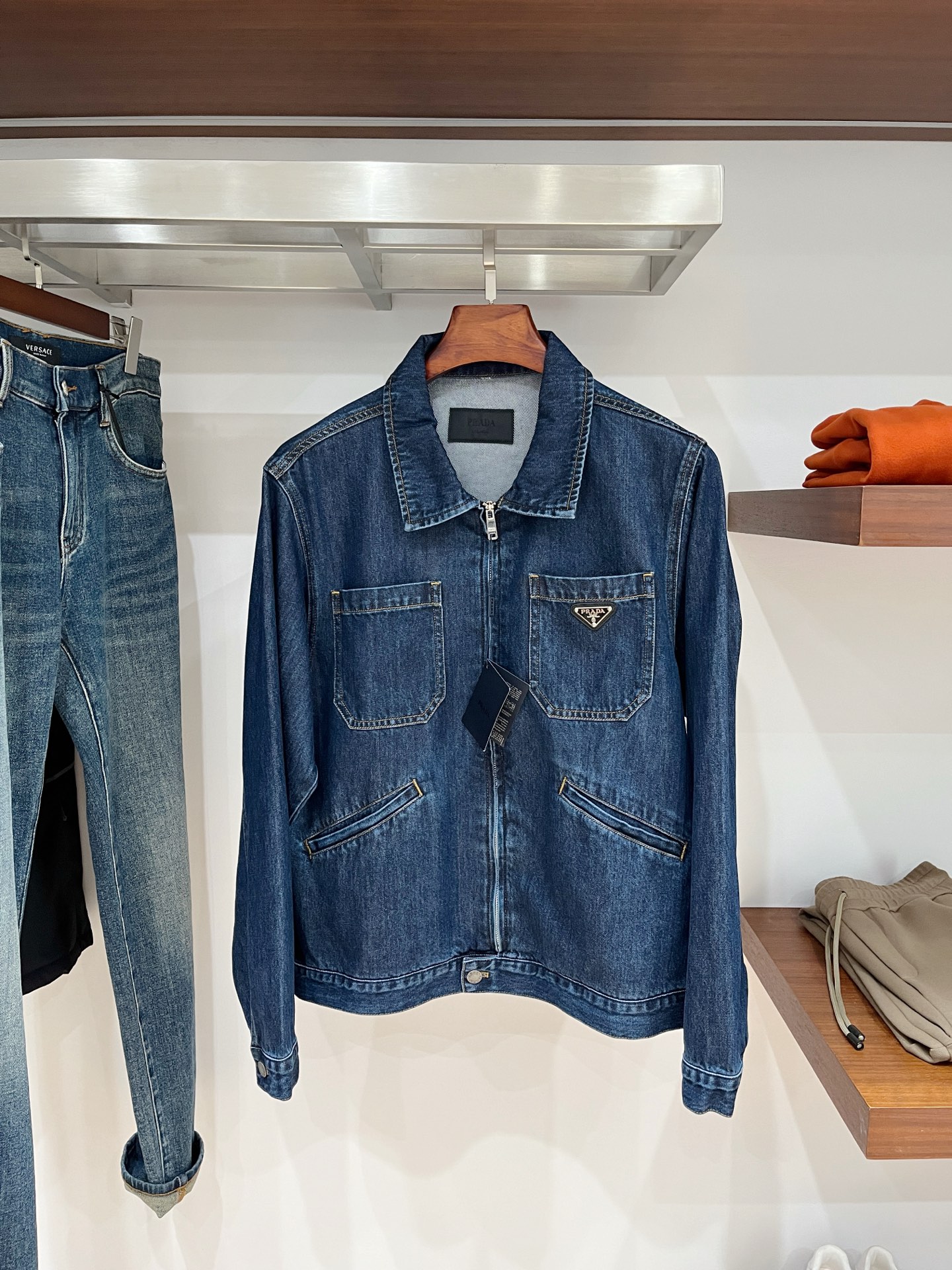 NO:538540,Prada, 2025 new denim jacket, fashionable and handsome, simple and versatile style, chest hardware decorative triangle logo, customized original fabric, not only crisp, maintains the trendy silhouette, and is comfortable to wear, the yarn weaving is more delicate, S-XL, prada, jackets & coats, alexander wang19860909普拉达、2025新品牛仔外套,时尚帅气,简约百搭款,胸前五金装饰三角标logo,定制原版面料,不仅挺括,保持潮流的廓形,又穿着舒适,纱织更细腻,码数S-XL,,prada,jackets & coats,alexander wang,Men's clothing