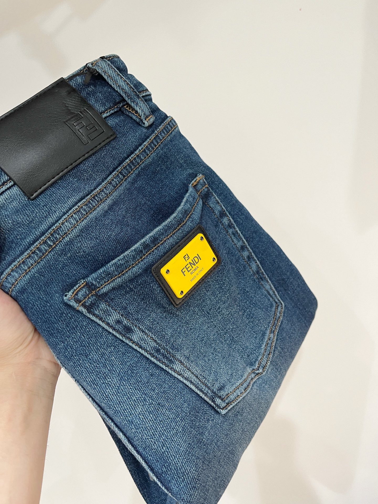 NO:538528,Fendi, 2025 latest products, special counters are available at the same time, original singles, washable casual jeans, imported original washable elastic fabric, comfortable and elastic, original hardware and auxiliary decorative logo, super positive style, extremely high grade, counter quality, fashionable and stylish upper body, 29-40, fendi, jeans, alexander wang19860909芬迪、 2025最新品,专柜同步有售,原单狠货,水洗休闲牛仔裤,进口原版水洗弹力面料,舒适有弹性,原版五金辅料装饰logo,版型超正,档次极高,专柜品质,上身时尚有型,码数29-40,,fendi,jeans,alexander wang,Men's clothing