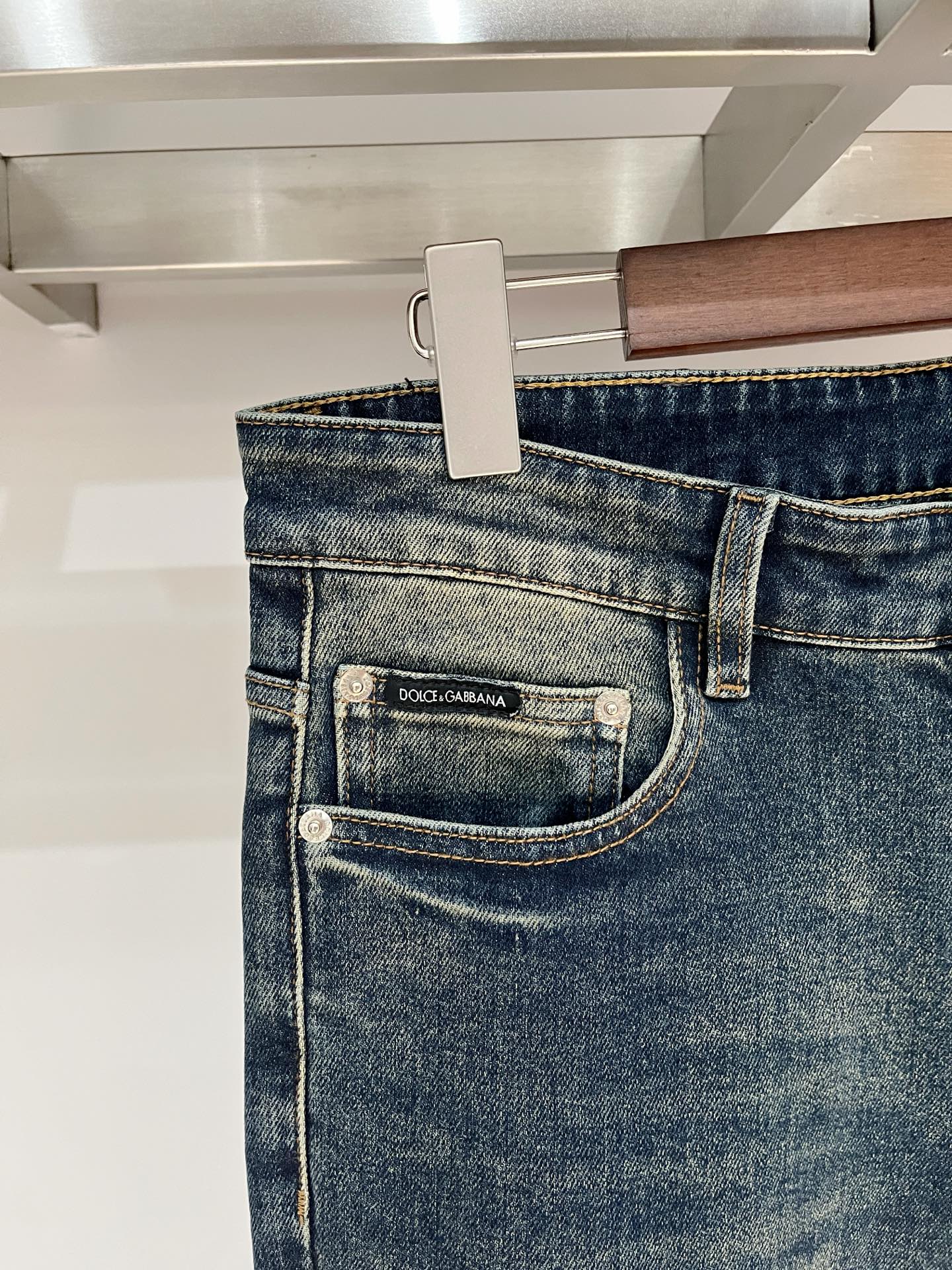 💰155DG、 2025最新品，专柜同步有售，原单狠货，水洗休闲牛仔裤，进口原版水洗弹力面料，舒适有弹性，原版五金辅料装饰logo，版型超正，档次极高，专柜品质，上身时尚有型，码数29-40 