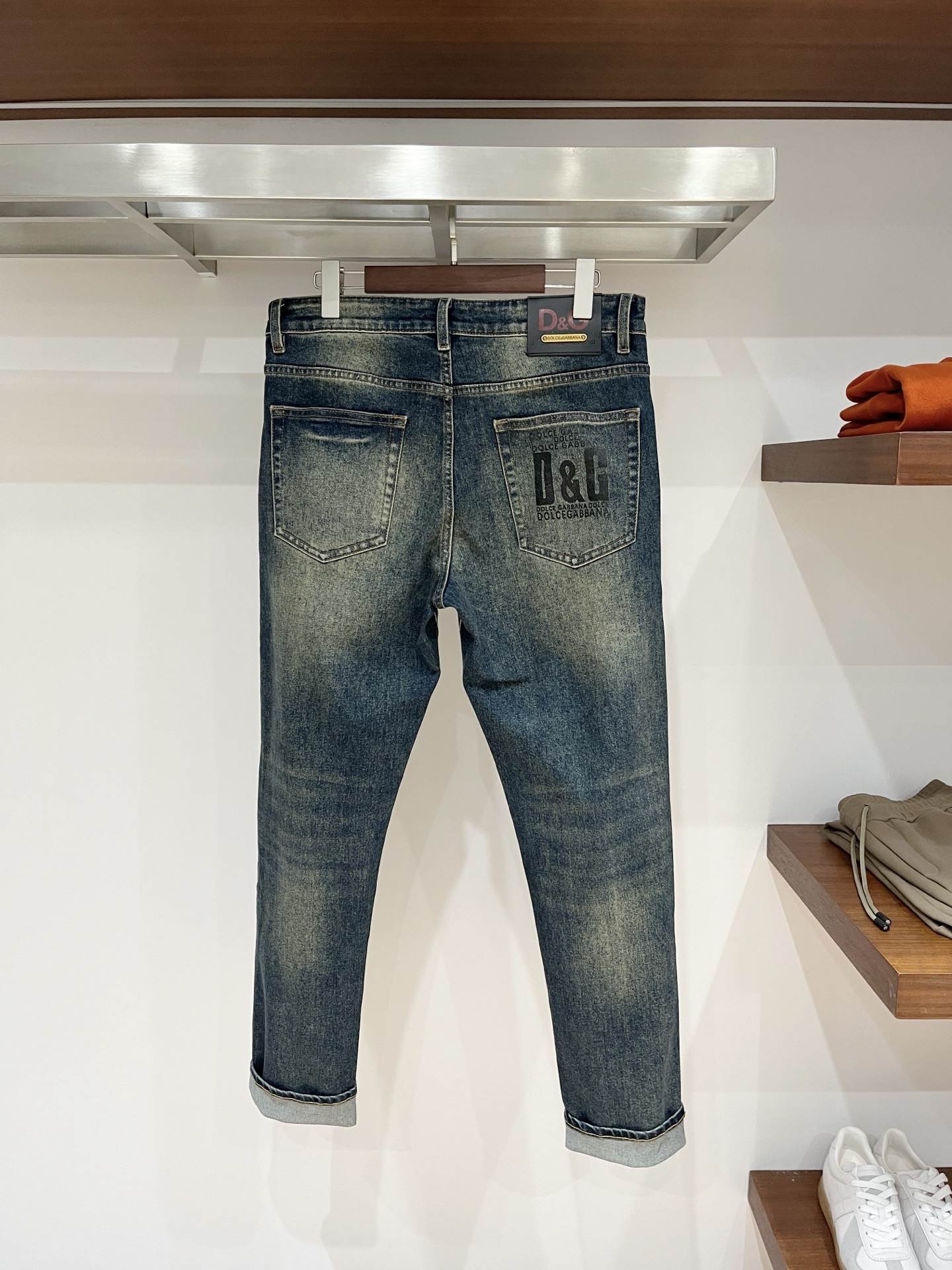 💰155DG、 2025最新品，专柜同步有售，原单狠货，水洗休闲牛仔裤，进口原版水洗弹力面料，舒适有弹性，原版五金辅料装饰logo，版型超正，档次极高，专柜品质，上身时尚有型，码数29-40 