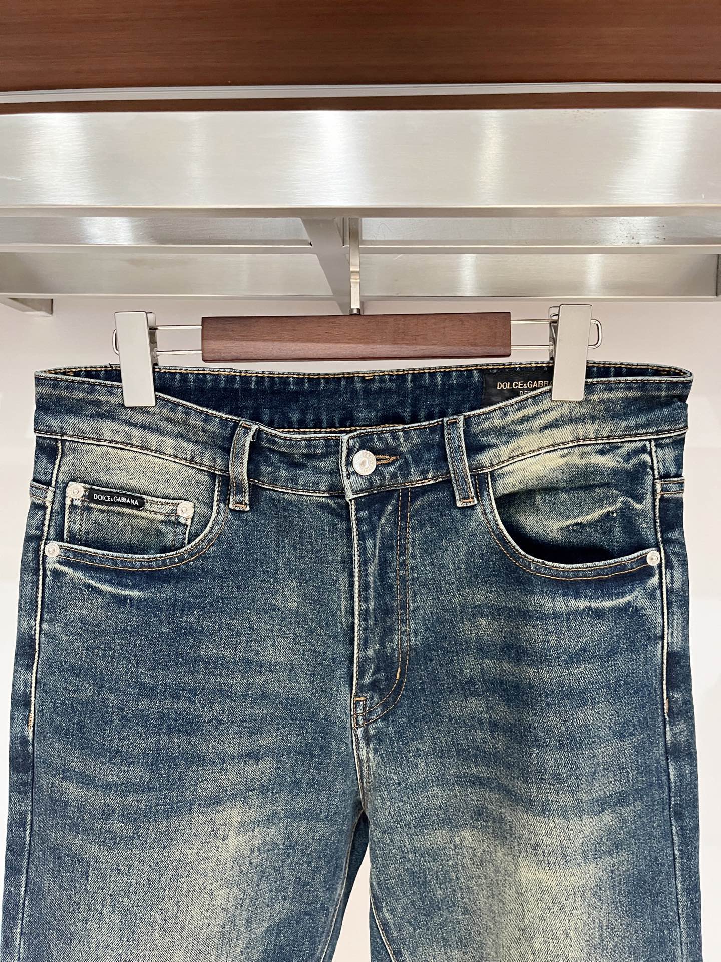 💰155DG、 2025最新品，专柜同步有售，原单狠货，水洗休闲牛仔裤，进口原版水洗弹力面料，舒适有弹性，原版五金辅料装饰logo，版型超正，档次极高，专柜品质，上身时尚有型，码数29-40 