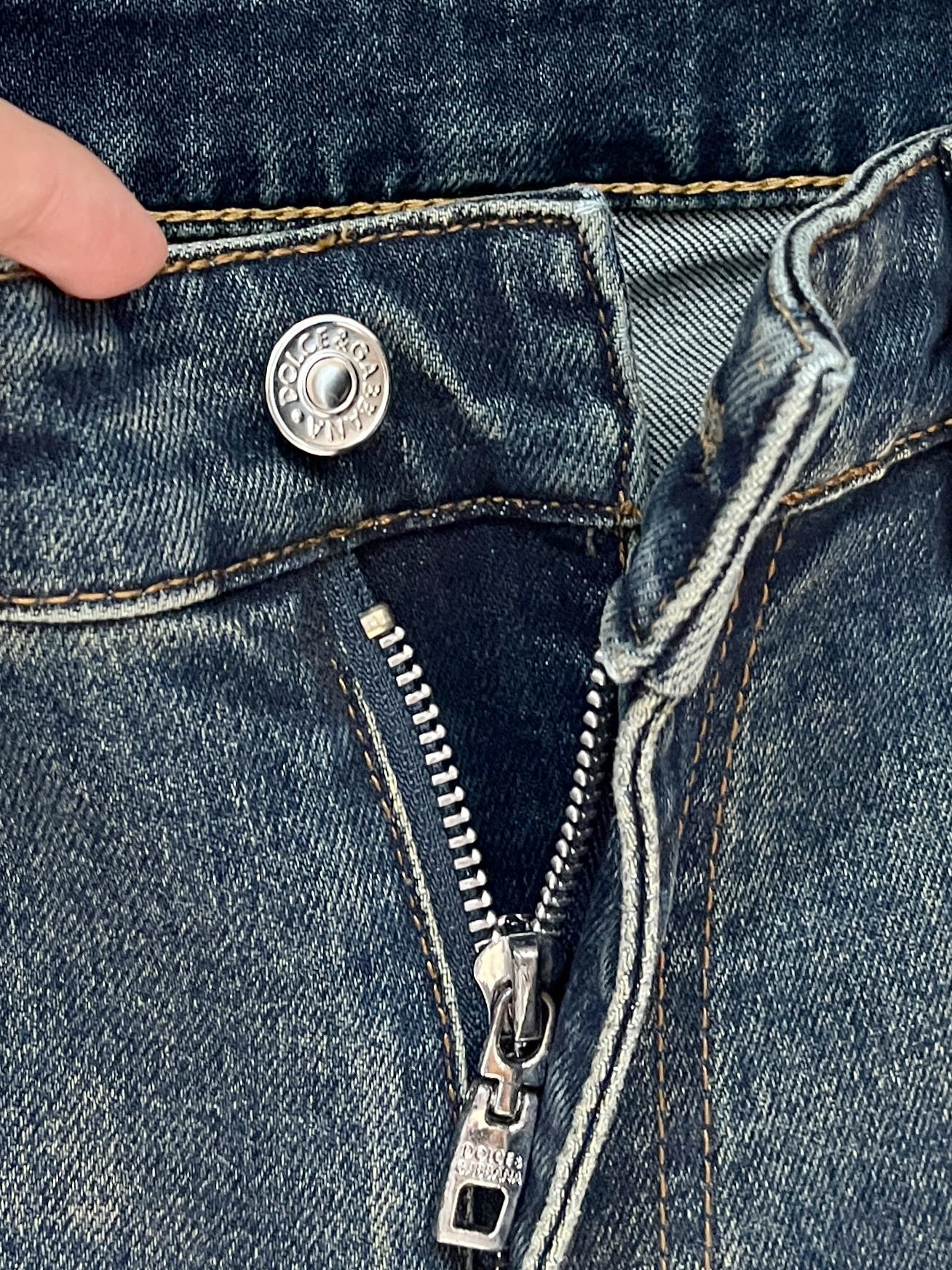 💰155DG、 2025最新品，专柜同步有售，原单狠货，水洗休闲牛仔裤，进口原版水洗弹力面料，舒适有弹性，原版五金辅料装饰logo，版型超正，档次极高，专柜品质，上身时尚有型，码数29-40 