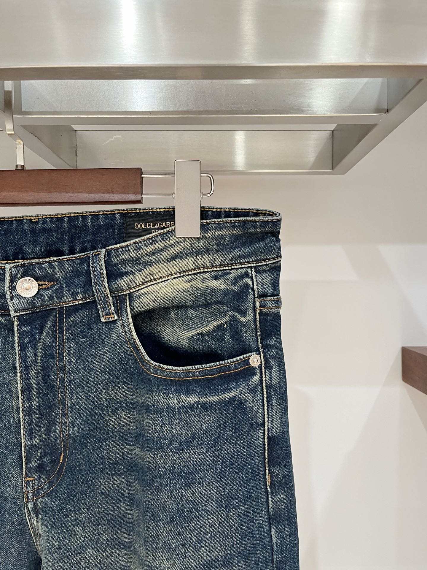 💰155DG、 2025最新品，专柜同步有售，原单狠货，水洗休闲牛仔裤，进口原版水洗弹力面料，舒适有弹性，原版五金辅料装饰logo，版型超正，档次极高，专柜品质，上身时尚有型，码数29-40 