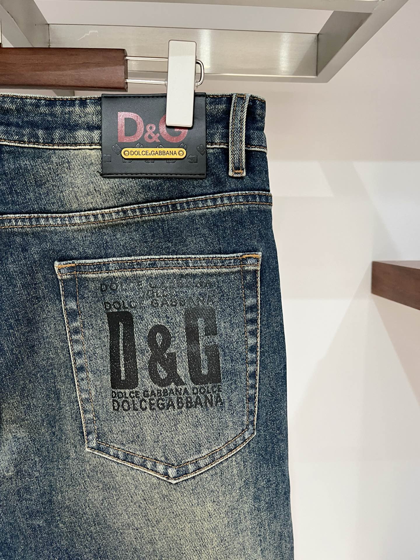 💰155DG、 2025最新品，专柜同步有售，原单狠货，水洗休闲牛仔裤，进口原版水洗弹力面料，舒适有弹性，原版五金辅料装饰logo，版型超正，档次极高，专柜品质，上身时尚有型，码数29-40 