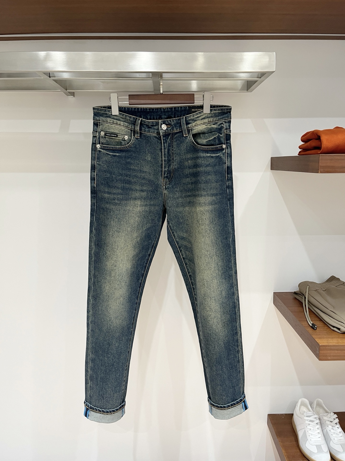 💰155DG、 2025最新品，专柜同步有售，原单狠货，水洗休闲牛仔裤，进口原版水洗弹力面料，舒适有弹性，原版五金辅料装饰logo，版型超正，档次极高，专柜品质，上身时尚有型，码数29-40 