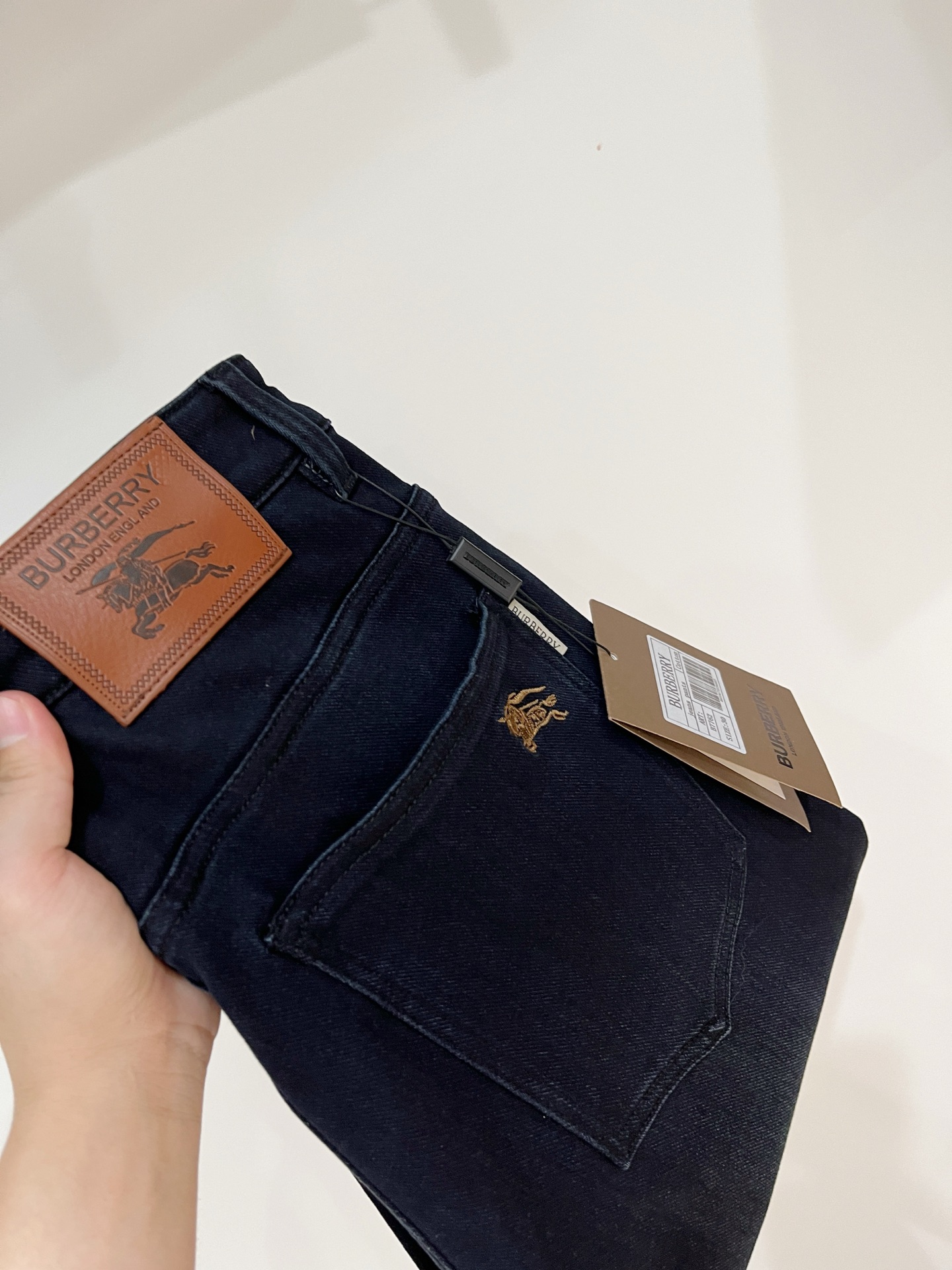 NO:538538,Burberry, 2025 latest products, special counters are available at the same time, original singles, washable casual jeans, imported original washable elastic fabric, comfortable and elastic, original hardware and auxiliary decorative logo, super positive style, extremely high grade, counter quality, fashionable and stylish upper body, 29-40, burberry, jeans, alexander wang19860909巴宝莉、 2025最新品,专柜同步有售,原单狠货,水洗休闲牛仔裤,进口原版水洗弹力面料,舒适有弹性,原版五金辅料装饰logo,版型超正,档次极高,专柜品质,上身时尚有型,码数29-40,,burberry,jeans,alexander wang,Men's clothing