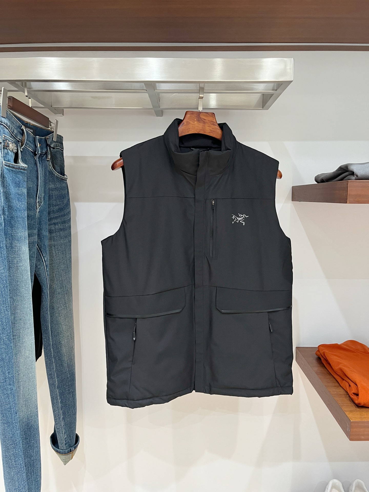 NO:538529,Archaeoptera bird, 2025 new vest jacket jacket, fashionable and handsome, simple and versatile style, top-grade printed pattern logo on the chest, customized original fabric, not only crisp, maintains the trendy silhouette, and is comfortable to wear, the yarn weaving is more delicate, the number M-3XL, arc'teryx, jackets & coats, jackets & coats, alexander wang19860909始祖鸟、2025新品马甲夹克外套,时尚帅气,简约百搭款,胸前顶级印花图案logo,定制原版面料,不仅挺括,保持潮流的廓形,又穿着舒适,纱织更细腻,码数M-3XL,arc'teryx,jackets & coats,jackets & coats,alexander wang,Men's clothing