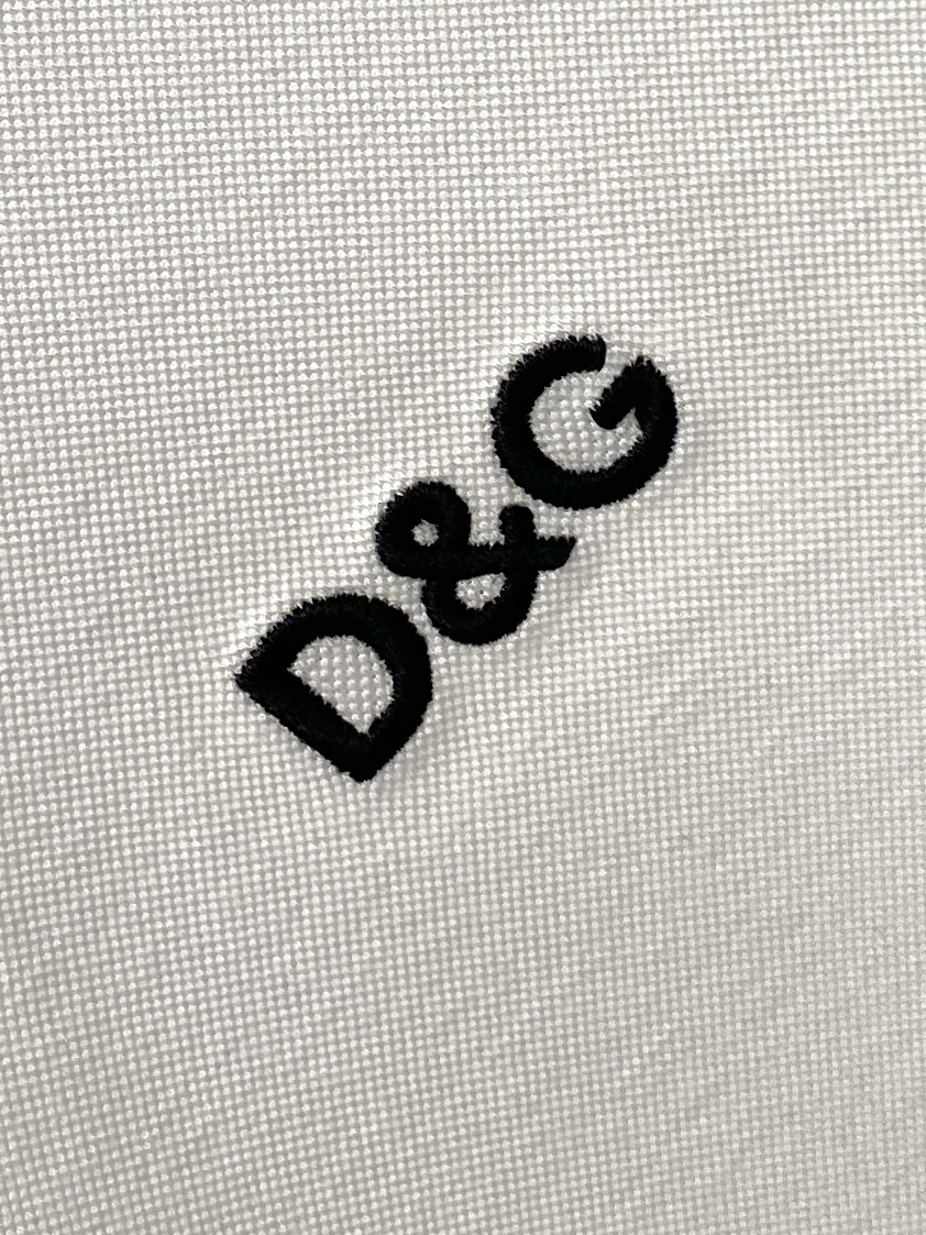 DG、新品长袖卫衣，帅气时尚，胸前精致刺绣字母logo，简约百搭款。面料棉 不仅挺括，保持潮流的廓形，又