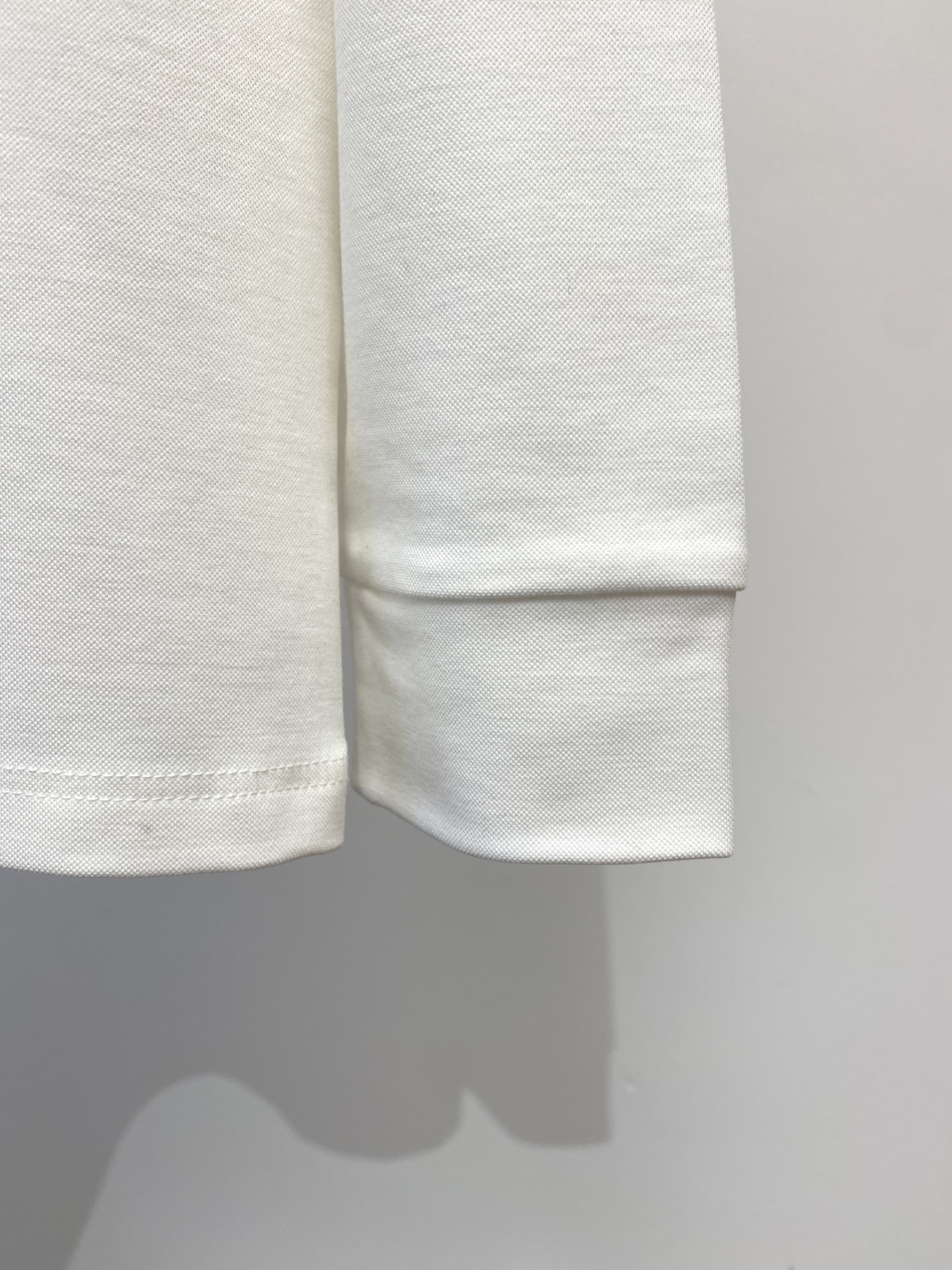 DG、新品长袖卫衣，帅气时尚，胸前精致刺绣字母logo，简约百搭款。面料棉 不仅挺括，保持潮流的廓形，又