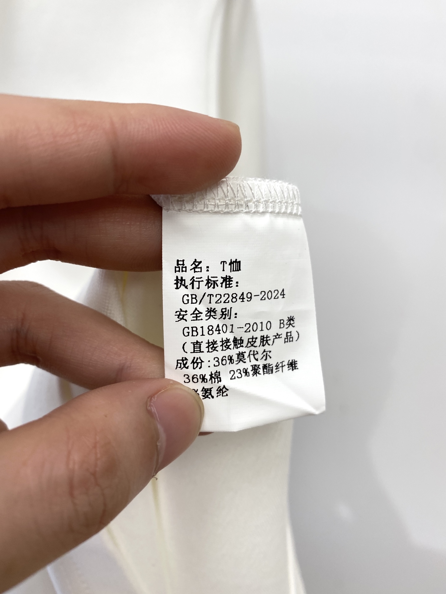 DG、新品长袖卫衣，帅气时尚，胸前精致刺绣字母logo，简约百搭款。面料棉 不仅挺括，保持潮流的廓形，又