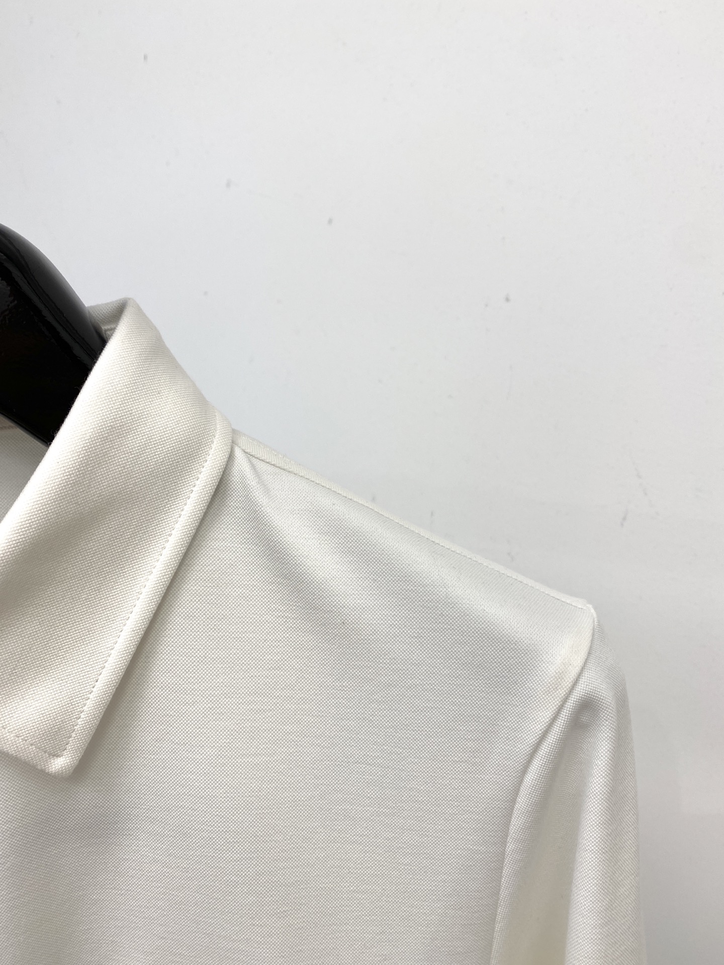 DG、新品长袖卫衣，帅气时尚，胸前精致刺绣字母logo，简约百搭款。面料棉 不仅挺括，保持潮流的廓形，又