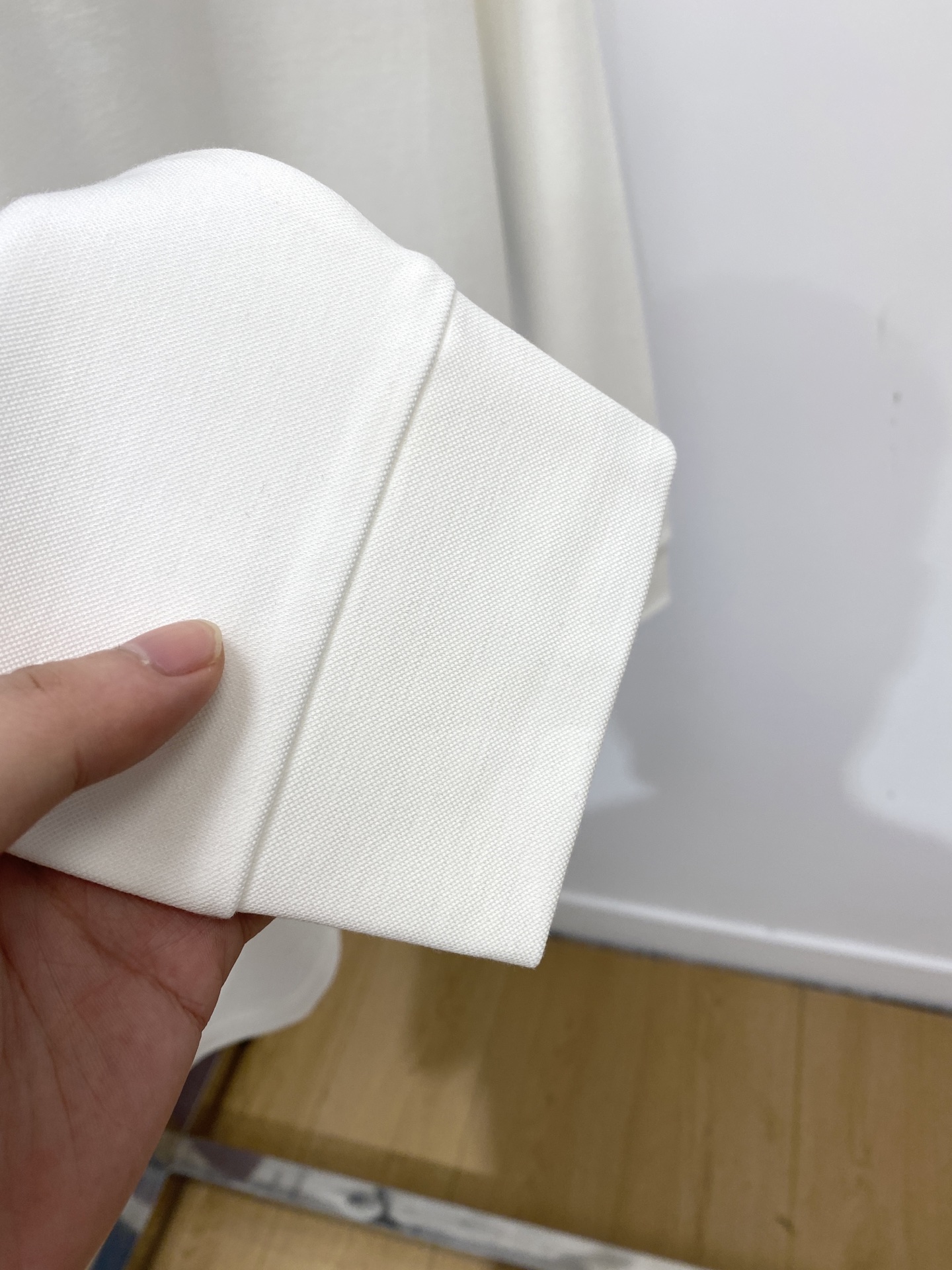 DG、新品长袖卫衣，帅气时尚，胸前精致刺绣字母logo，简约百搭款。面料棉 不仅挺括，保持潮流的廓形，又