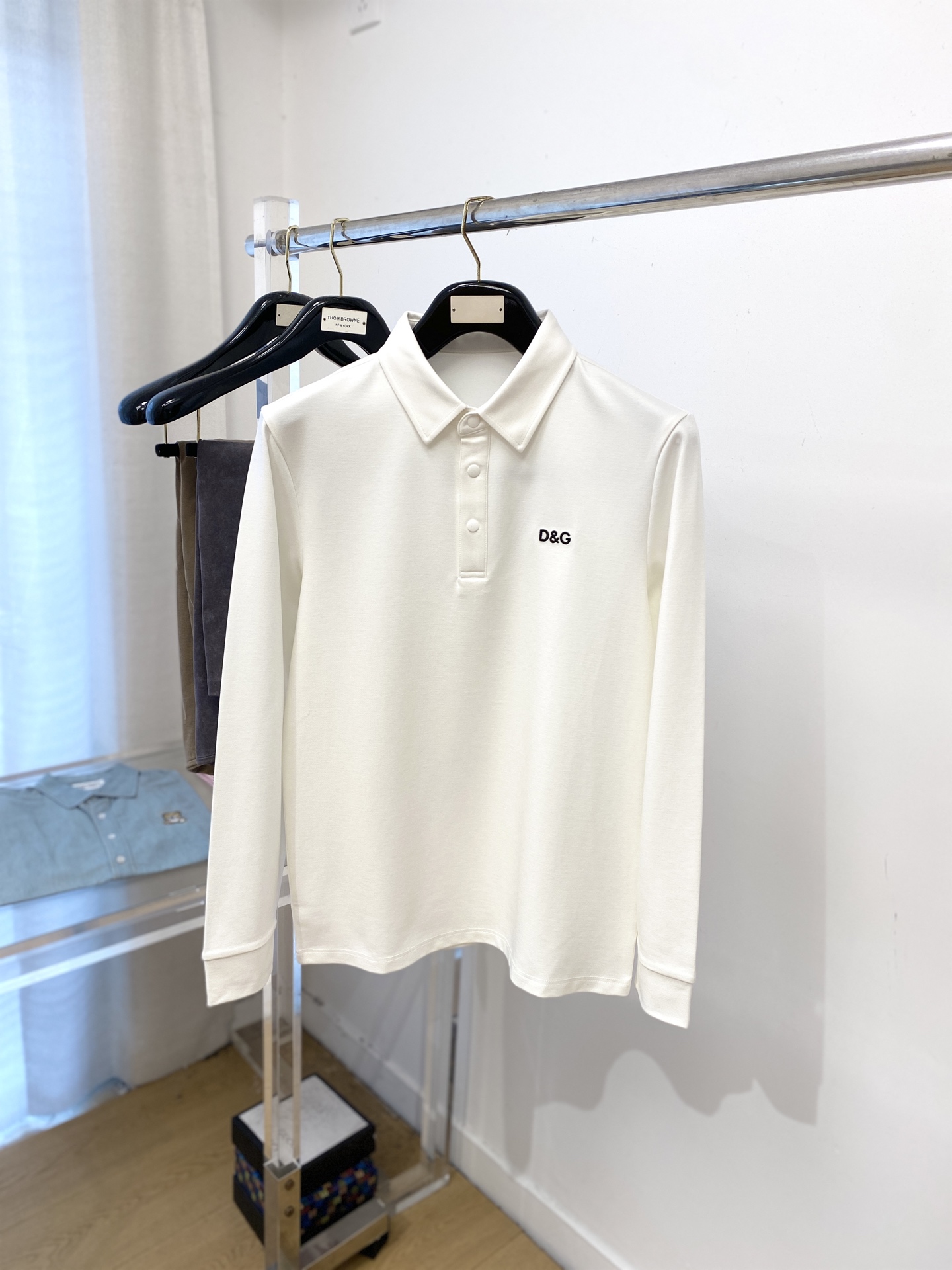 DG、新品长袖卫衣，帅气时尚，胸前精致刺绣字母logo，简约百搭款。面料棉 不仅挺括，保持潮流的廓形，又