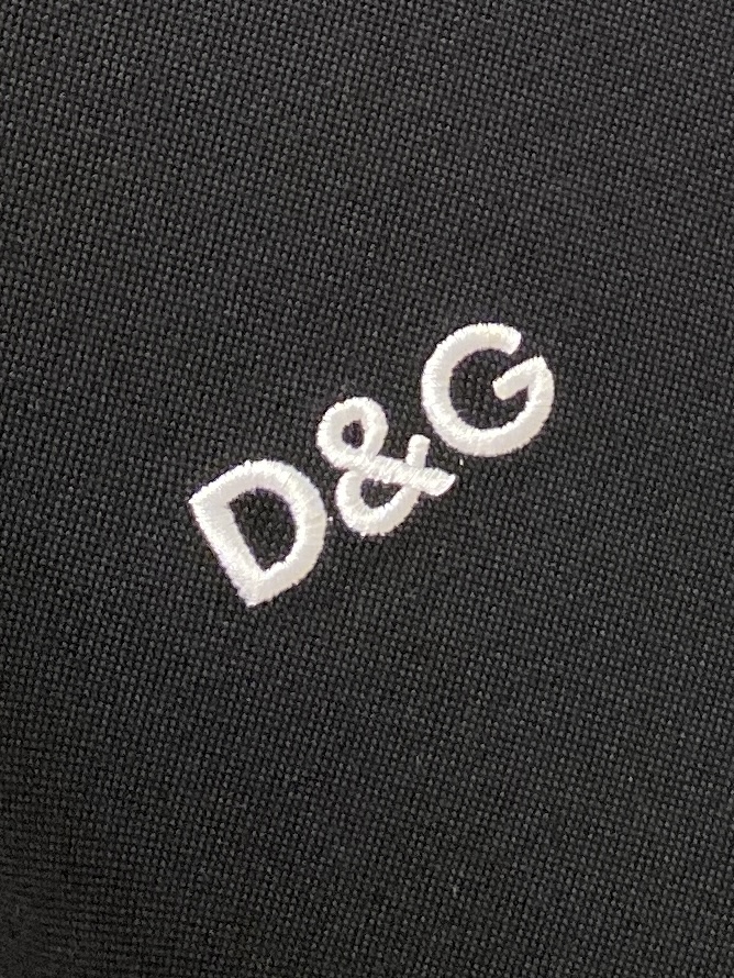 DG、新品长袖卫衣，帅气时尚，胸前精致刺绣字母logo，简约百搭款。面料棉 不仅挺括，保持潮流的廓形，又