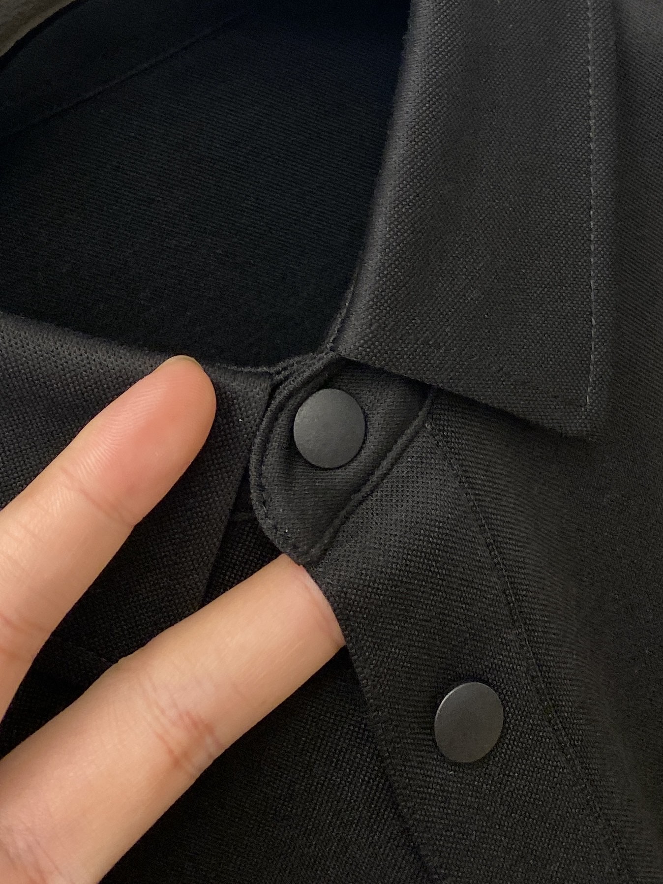 DG、新品长袖卫衣，帅气时尚，胸前精致刺绣字母logo，简约百搭款。面料棉 不仅挺括，保持潮流的廓形，又