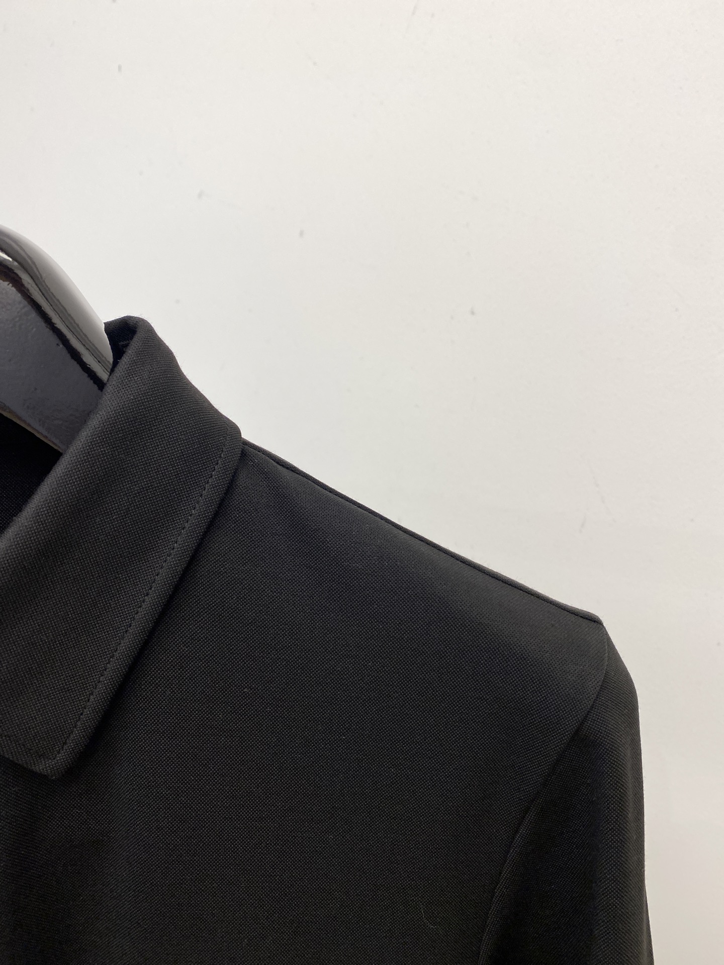 DG、新品长袖卫衣，帅气时尚，胸前精致刺绣字母logo，简约百搭款。面料棉 不仅挺括，保持潮流的廓形，又