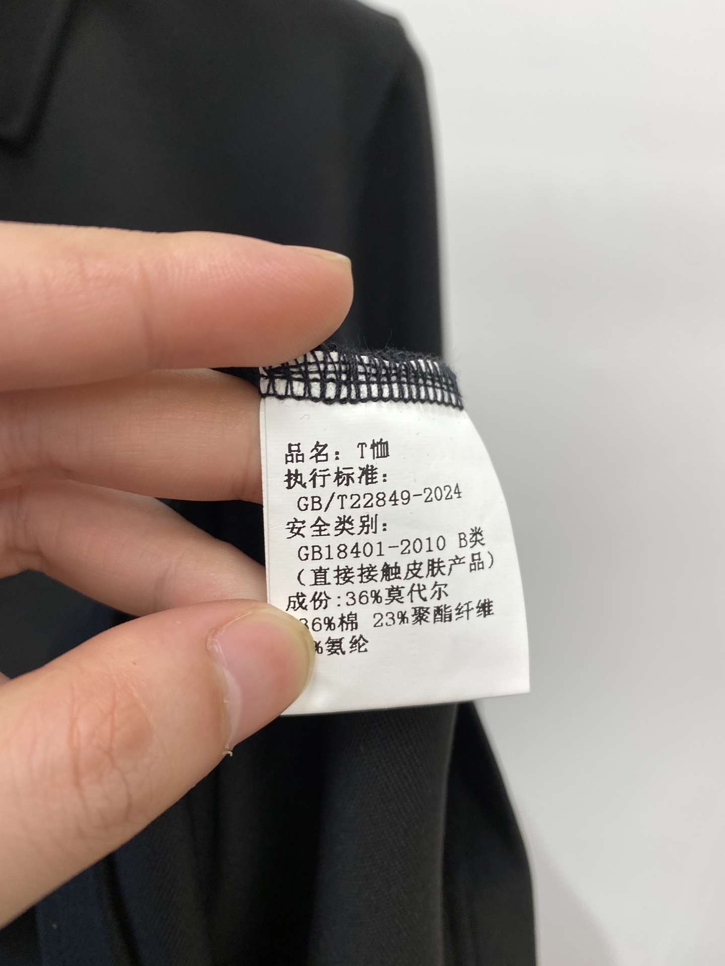 DG、新品长袖卫衣，帅气时尚，胸前精致刺绣字母logo，简约百搭款。面料棉 不仅挺括，保持潮流的廓形，又