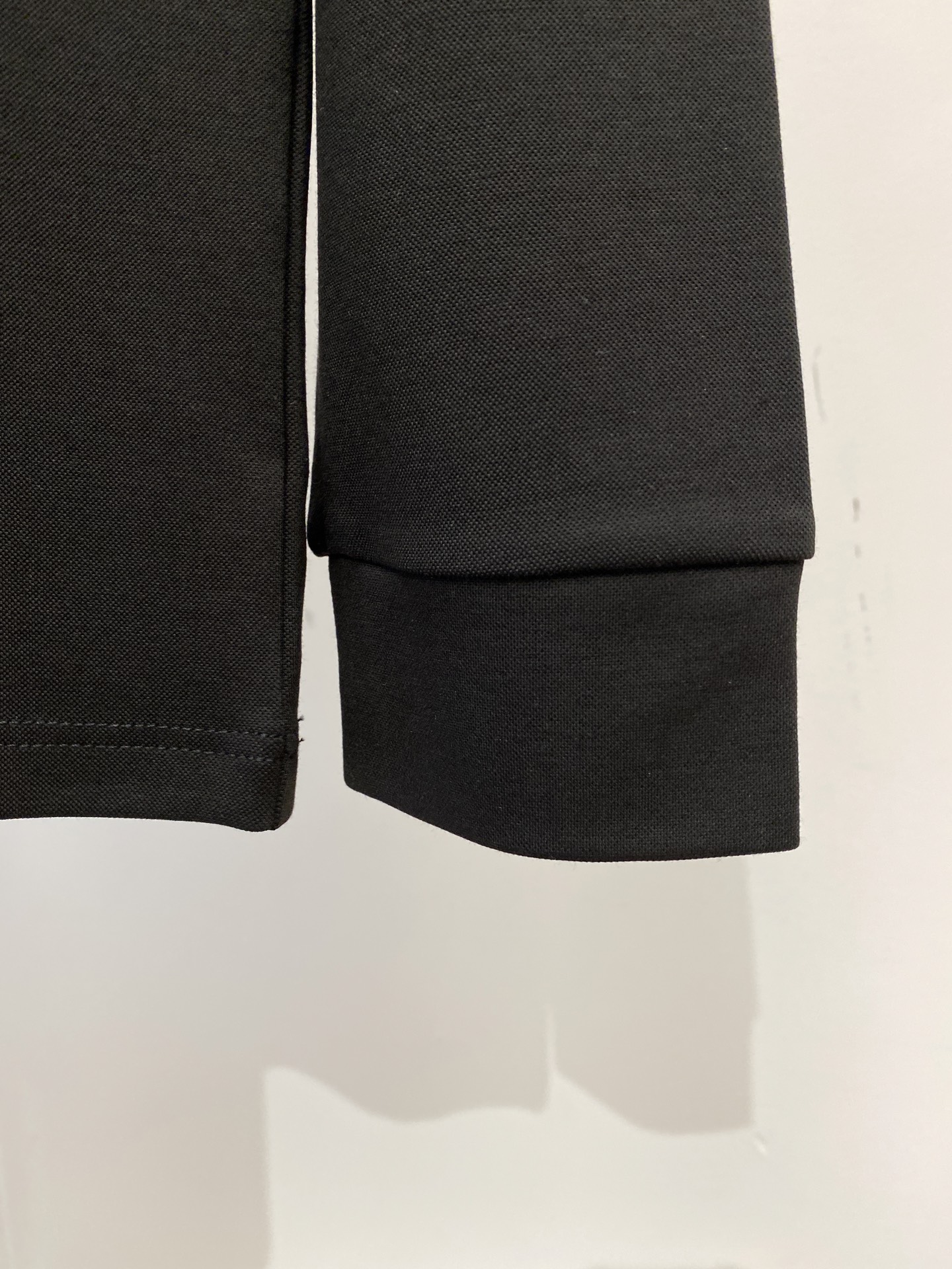 DG、新品长袖卫衣，帅气时尚，胸前精致刺绣字母logo，简约百搭款。面料棉 不仅挺括，保持潮流的廓形，又