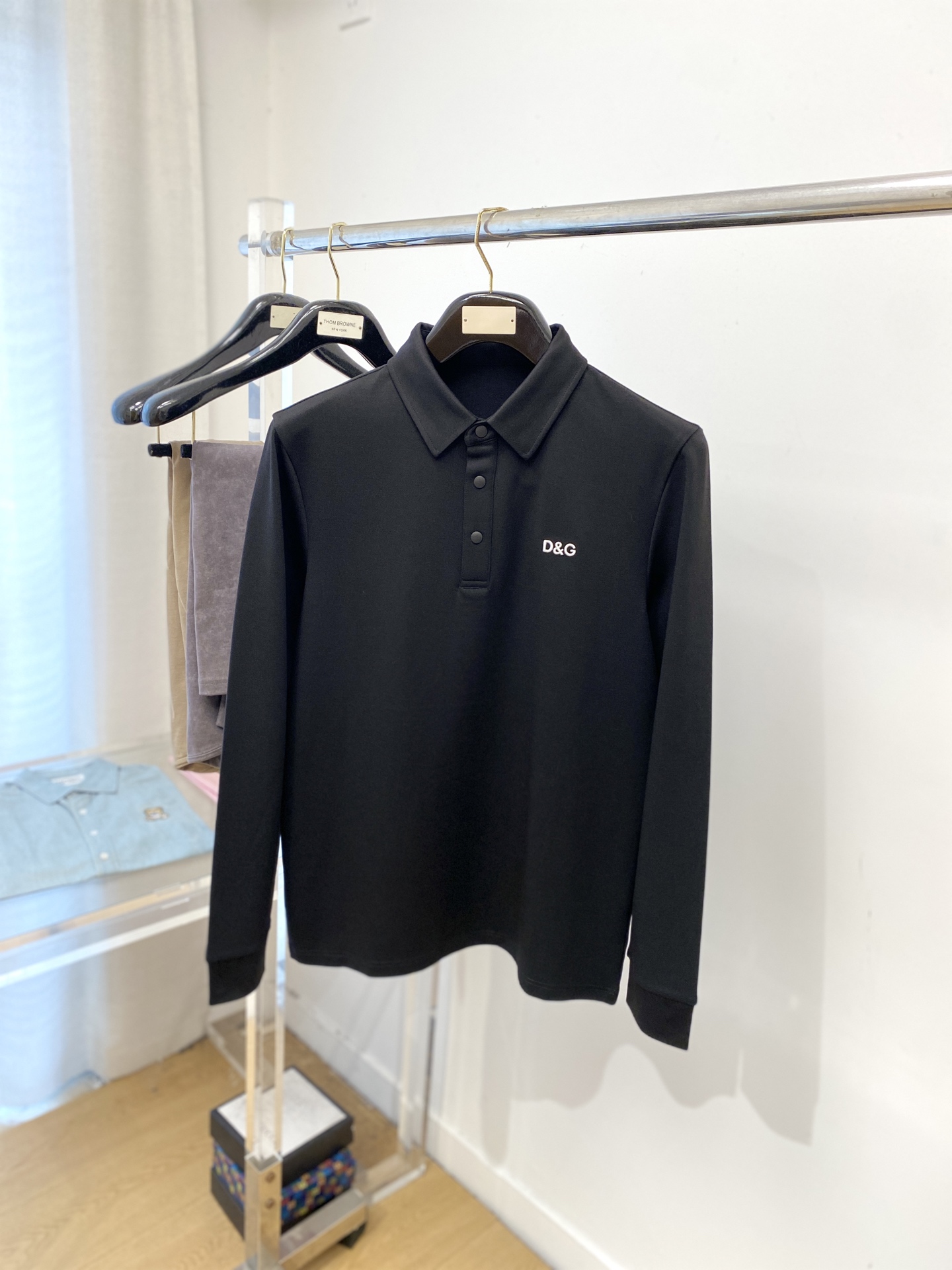 NO:539545,DG, 2025 new long-sleeved sweatshirt, handsome and fashionable, exquisite embroidered letter logo on the chest, simple and versatile style. The fabric cotton is not only crisp, maintains the trendy silhouette, and is comfortable to wear, and the yarn is more delicate, the number M-4XL, hoodie, sweatshirts, alexander wang19860909DG、2025新品长袖卫衣,帅气时尚,胸前精致刺绣字母logo,简约百搭款.面料棉 不仅挺括,保持潮流的廓形,又穿着舒适,纱织更细腻,码数M-4XL,,hoodie,sweatshirts,alexander wang,Men's clothing