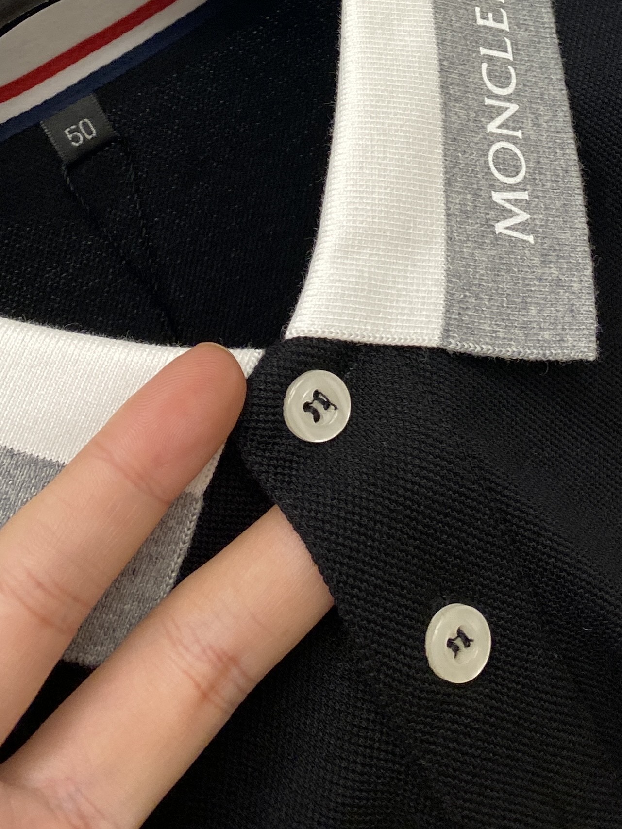 蒙口、新品长袖卫衣，帅气时尚，袖口刺绣装饰图案logo，简约百搭款。面料棉 不仅挺括，保持潮流的廓形，又