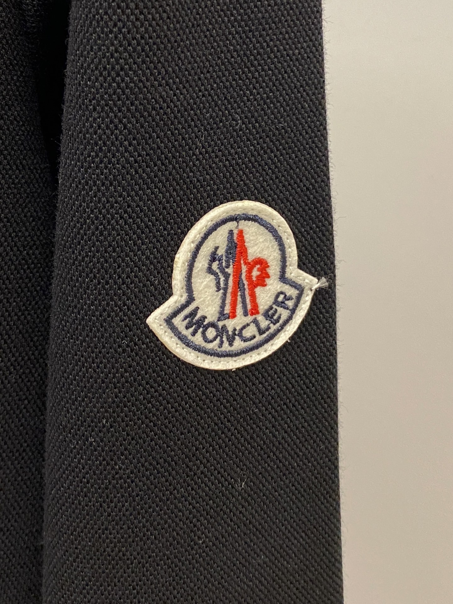 蒙口、新品长袖卫衣，帅气时尚，袖口刺绣装饰图案logo，简约百搭款。面料棉 不仅挺括，保持潮流的廓形，又