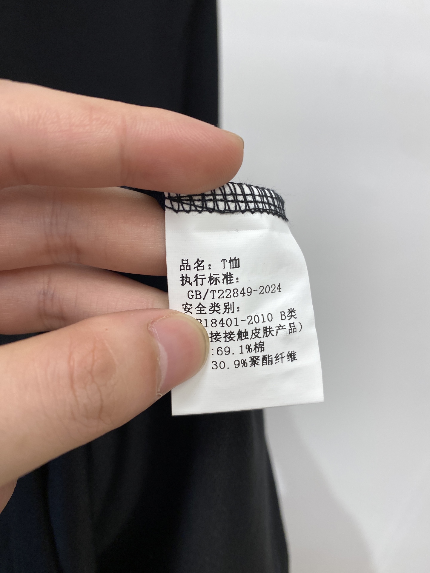 蒙口、新品长袖卫衣，帅气时尚，袖口刺绣装饰图案logo，简约百搭款。面料棉 不仅挺括，保持潮流的廓形，又