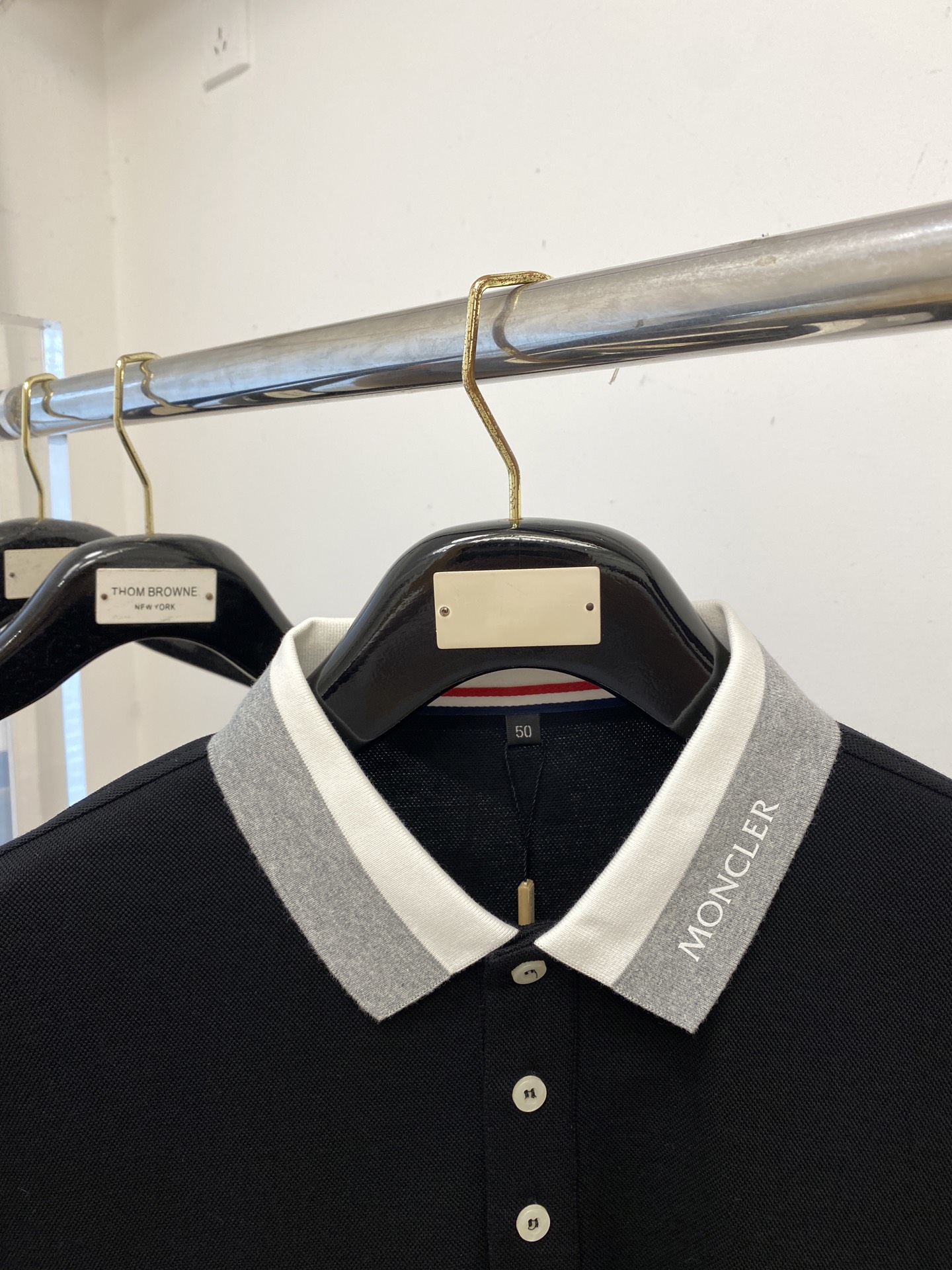 蒙口、新品长袖卫衣，帅气时尚，袖口刺绣装饰图案logo，简约百搭款。面料棉 不仅挺括，保持潮流的廓形，又