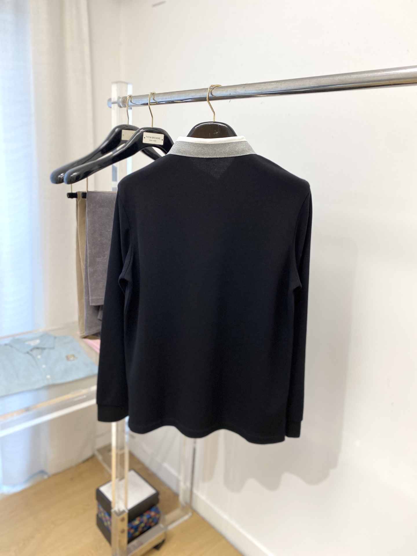 蒙口、新品长袖卫衣，帅气时尚，袖口刺绣装饰图案logo，简约百搭款。面料棉 不仅挺括，保持潮流的廓形，又