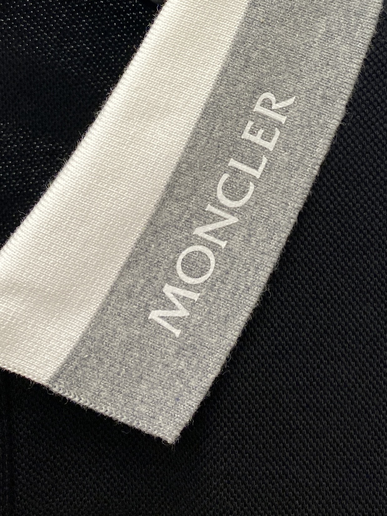 蒙口、新品长袖卫衣，帅气时尚，袖口刺绣装饰图案logo，简约百搭款。面料棉 不仅挺括，保持潮流的廓形，又