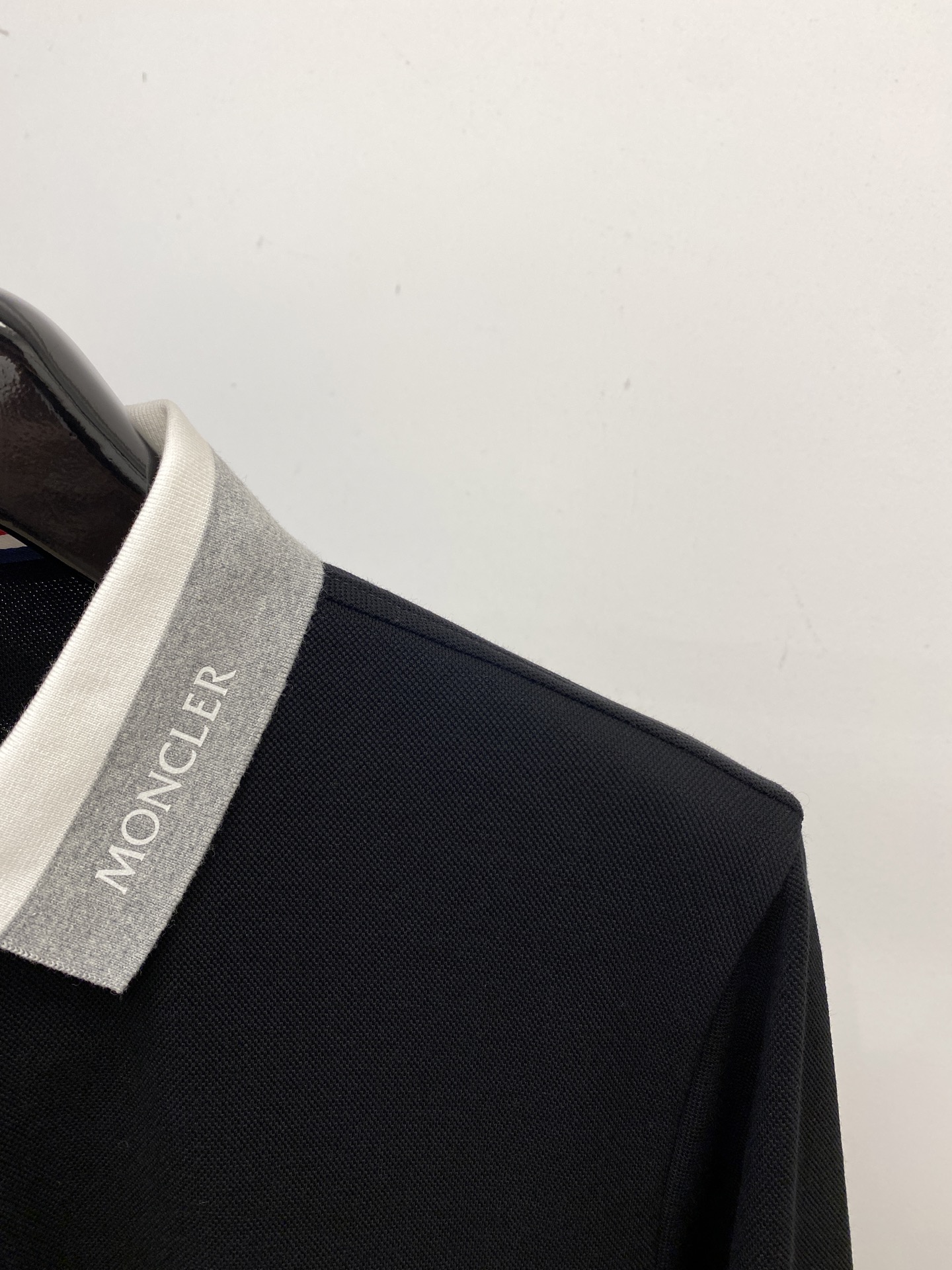 蒙口、新品长袖卫衣，帅气时尚，袖口刺绣装饰图案logo，简约百搭款。面料棉 不仅挺括，保持潮流的廓形，又