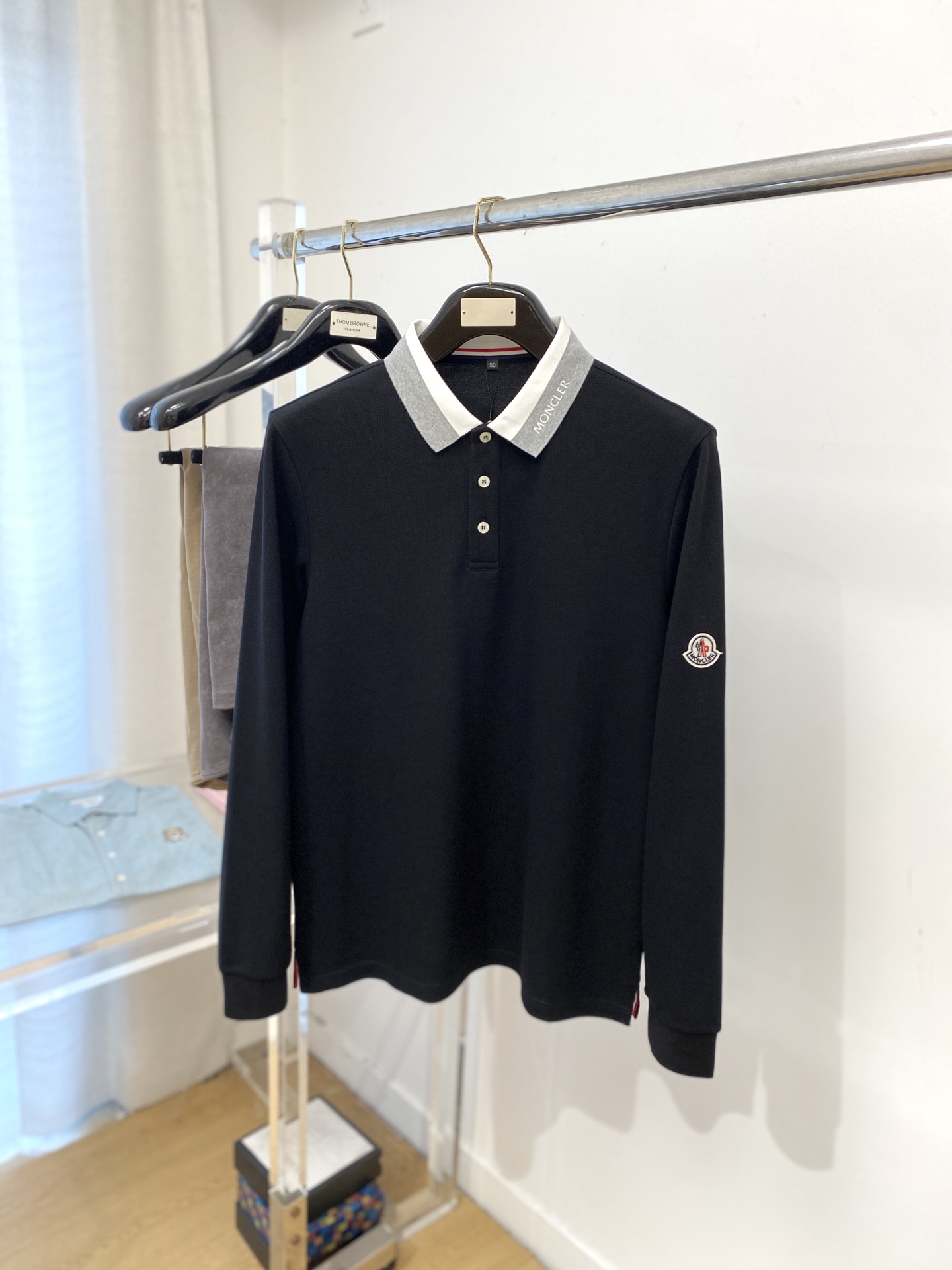 蒙口、新品长袖卫衣，帅气时尚，袖口刺绣装饰图案logo，简约百搭款。面料棉 不仅挺括，保持潮流的廓形，又