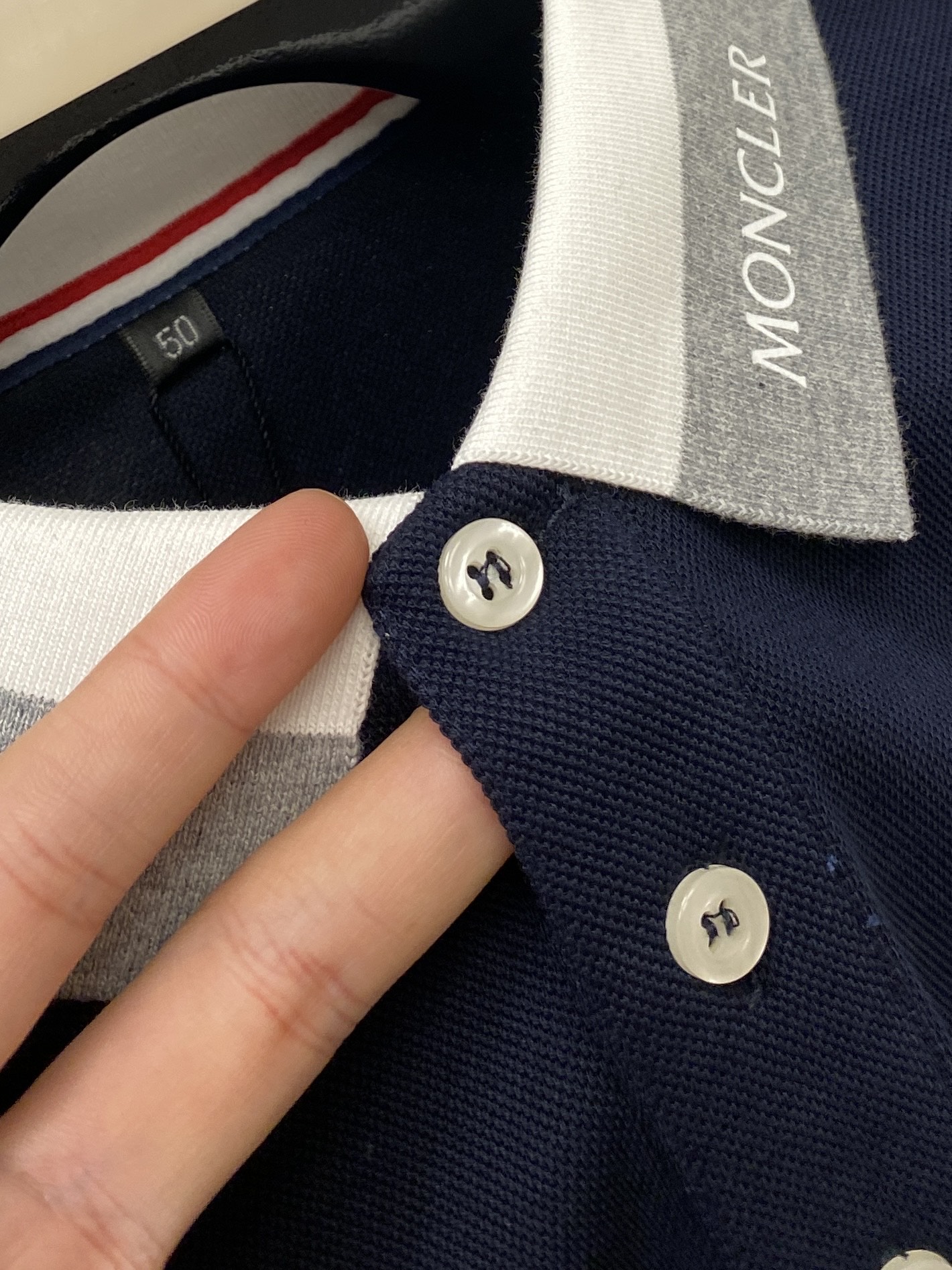 蒙口、新品长袖卫衣，帅气时尚，袖口刺绣装饰图案logo，简约百搭款。面料棉 不仅挺括，保持潮流的廓形，又