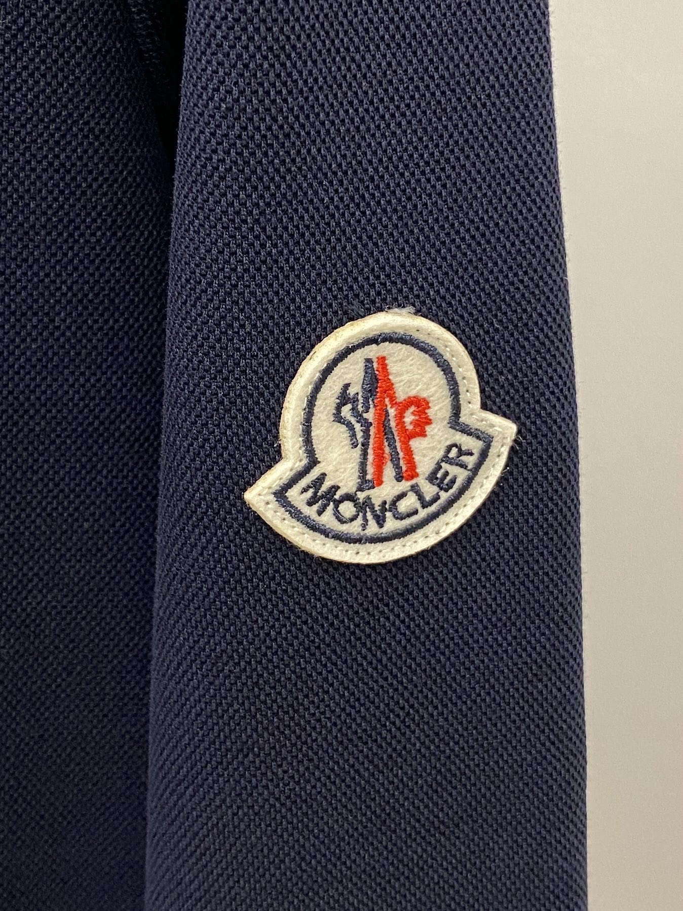 蒙口、新品长袖卫衣，帅气时尚，袖口刺绣装饰图案logo，简约百搭款。面料棉 不仅挺括，保持潮流的廓形，又