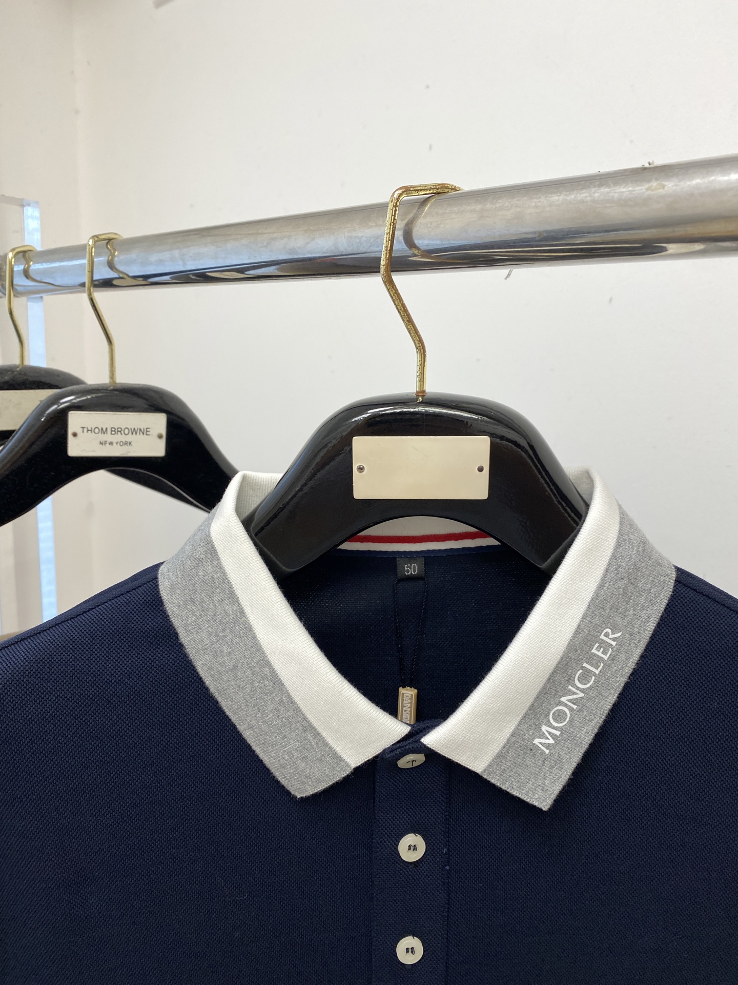 蒙口、新品长袖卫衣，帅气时尚，袖口刺绣装饰图案logo，简约百搭款。面料棉 不仅挺括，保持潮流的廓形，又