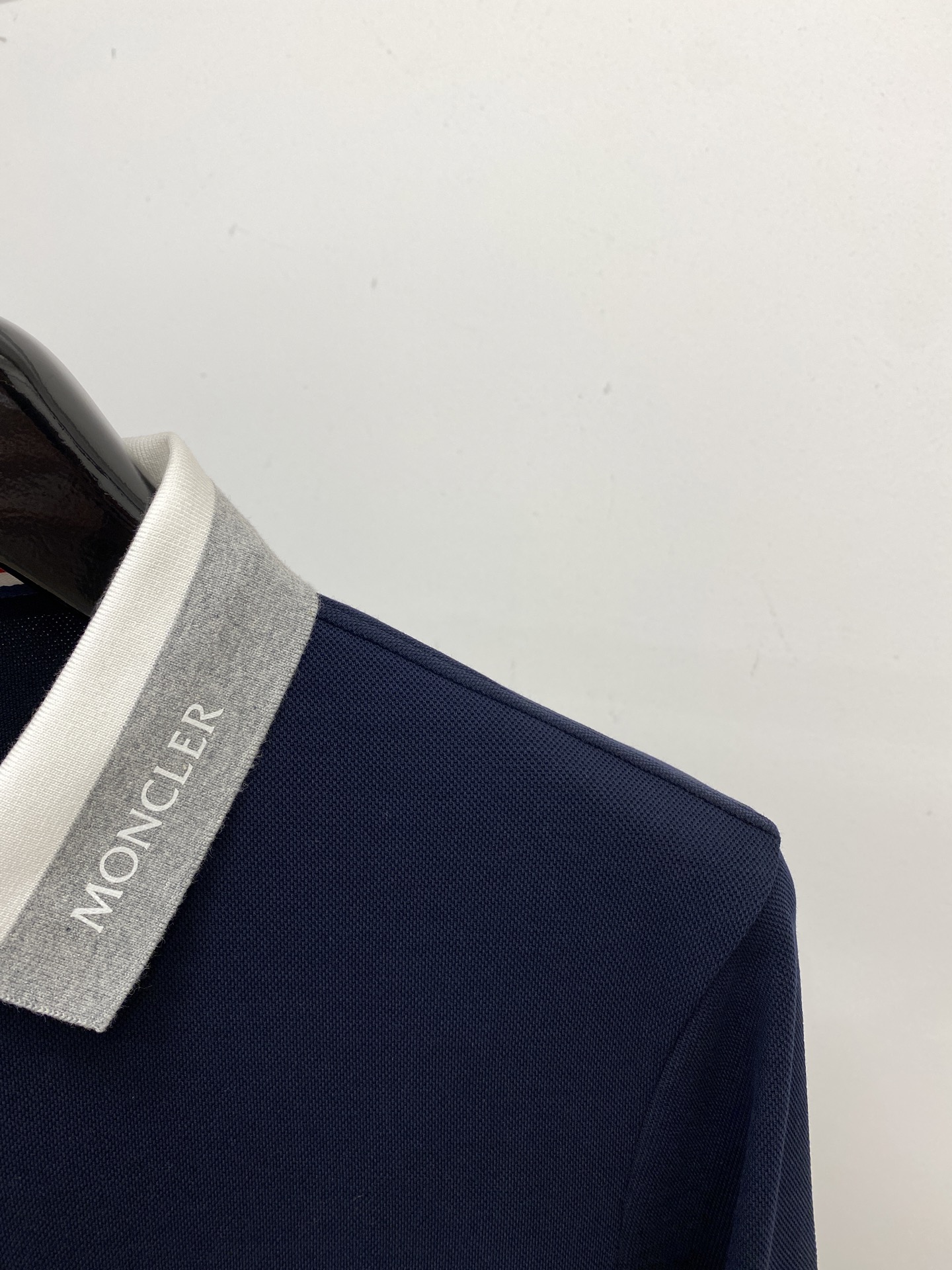 蒙口、新品长袖卫衣，帅气时尚，袖口刺绣装饰图案logo，简约百搭款。面料棉 不仅挺括，保持潮流的廓形，又