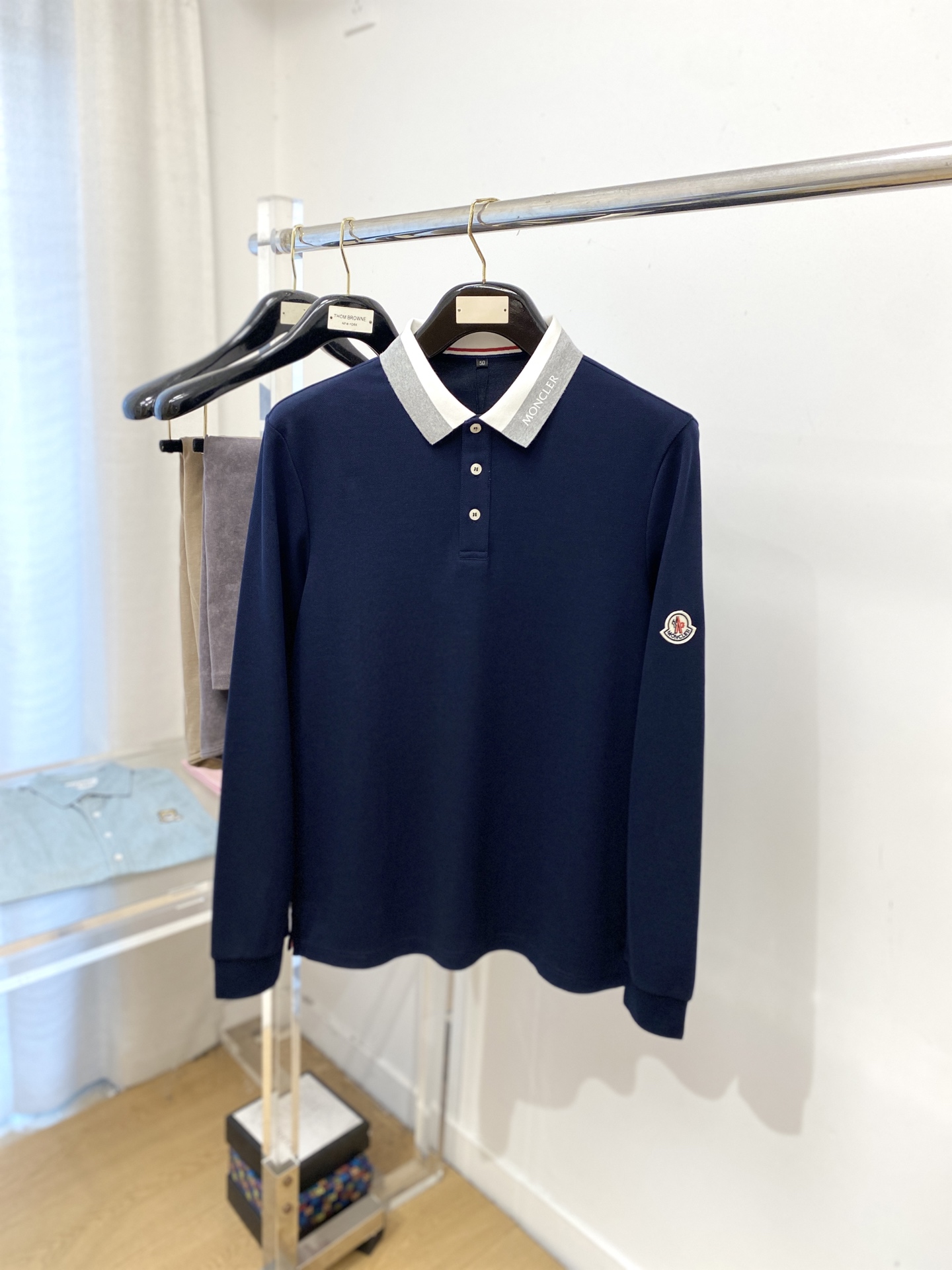 NO:539548,The cloaked mouth, 2025 new long-sleeved sweatshirt, handsome and fashionable, cuff embroidered decorative pattern logo, simple and versatile style. The fabric cotton is not only crisp, maintains the trendy silhouette, and is comfortable to wear, and the yarn is more delicate. The number M-4XL, Moncler, hoodie, sweatshirts, alexander wang19860909蒙口、2025新品长袖卫衣,帅气时尚,袖口刺绣装饰图案logo,简约百搭款.面料棉 不仅挺括,保持潮流的廓形,又穿着舒适,纱织更细腻,码数M-4XL,,Moncler,hoodie,sweatshirts,alexander wang,Men's clothing