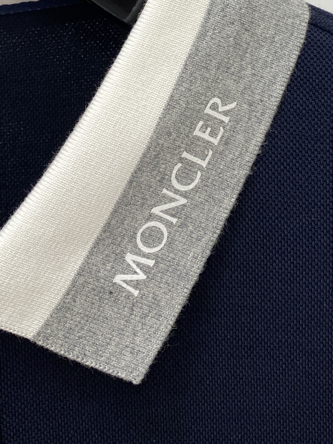 蒙口、新品长袖卫衣，帅气时尚，袖口刺绣装饰图案logo，简约百搭款。面料棉 不仅挺括，保持潮流的廓形，又