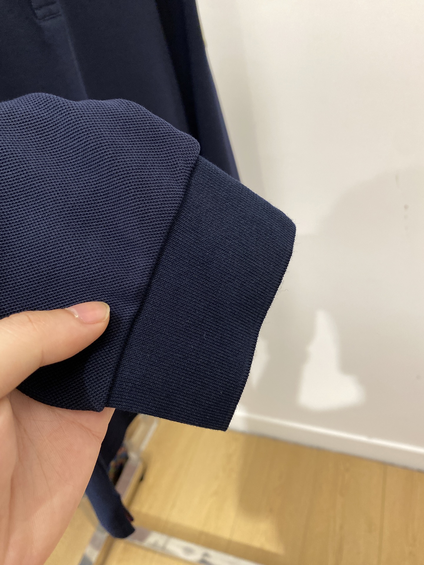 蒙口、新品长袖卫衣，帅气时尚，袖口刺绣装饰图案logo，简约百搭款。面料棉 不仅挺括，保持潮流的廓形，又