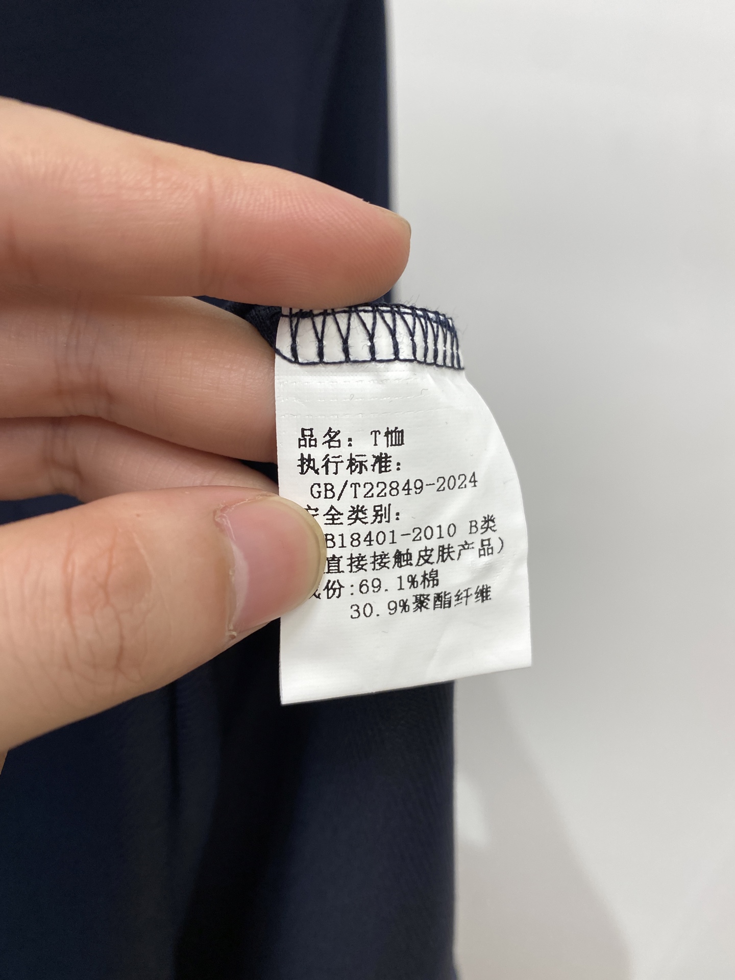 蒙口、新品长袖卫衣，帅气时尚，袖口刺绣装饰图案logo，简约百搭款。面料棉 不仅挺括，保持潮流的廓形，又