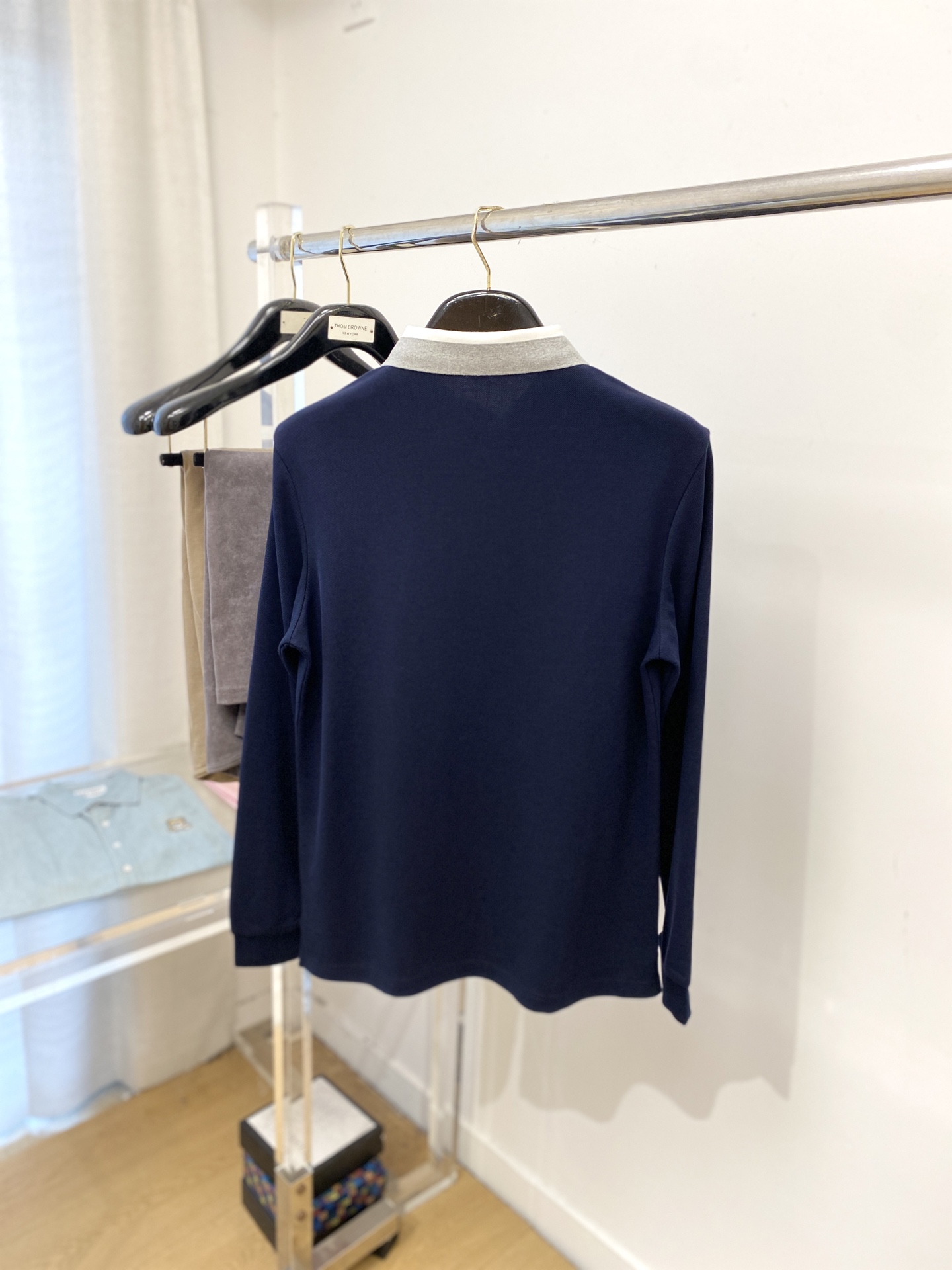 蒙口、新品长袖卫衣，帅气时尚，袖口刺绣装饰图案logo，简约百搭款。面料棉 不仅挺括，保持潮流的廓形，又