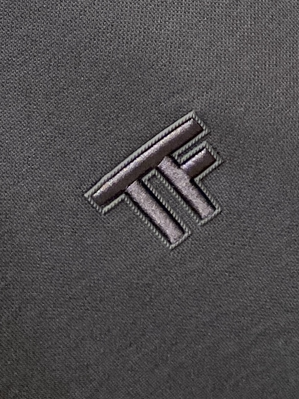 TF、2025新品长袖卫衣，帅气时尚，胸前镜子刺绣字母logo，简约百搭款。面料棉 不仅挺括，保持潮流的