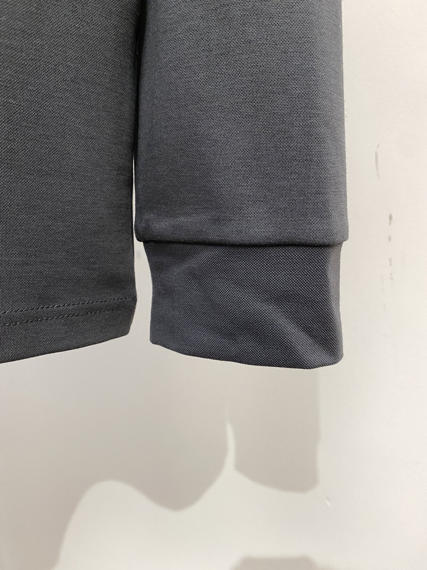 TF、2025新品长袖卫衣，帅气时尚，胸前镜子刺绣字母logo，简约百搭款。面料棉 不仅挺括，保持潮流的