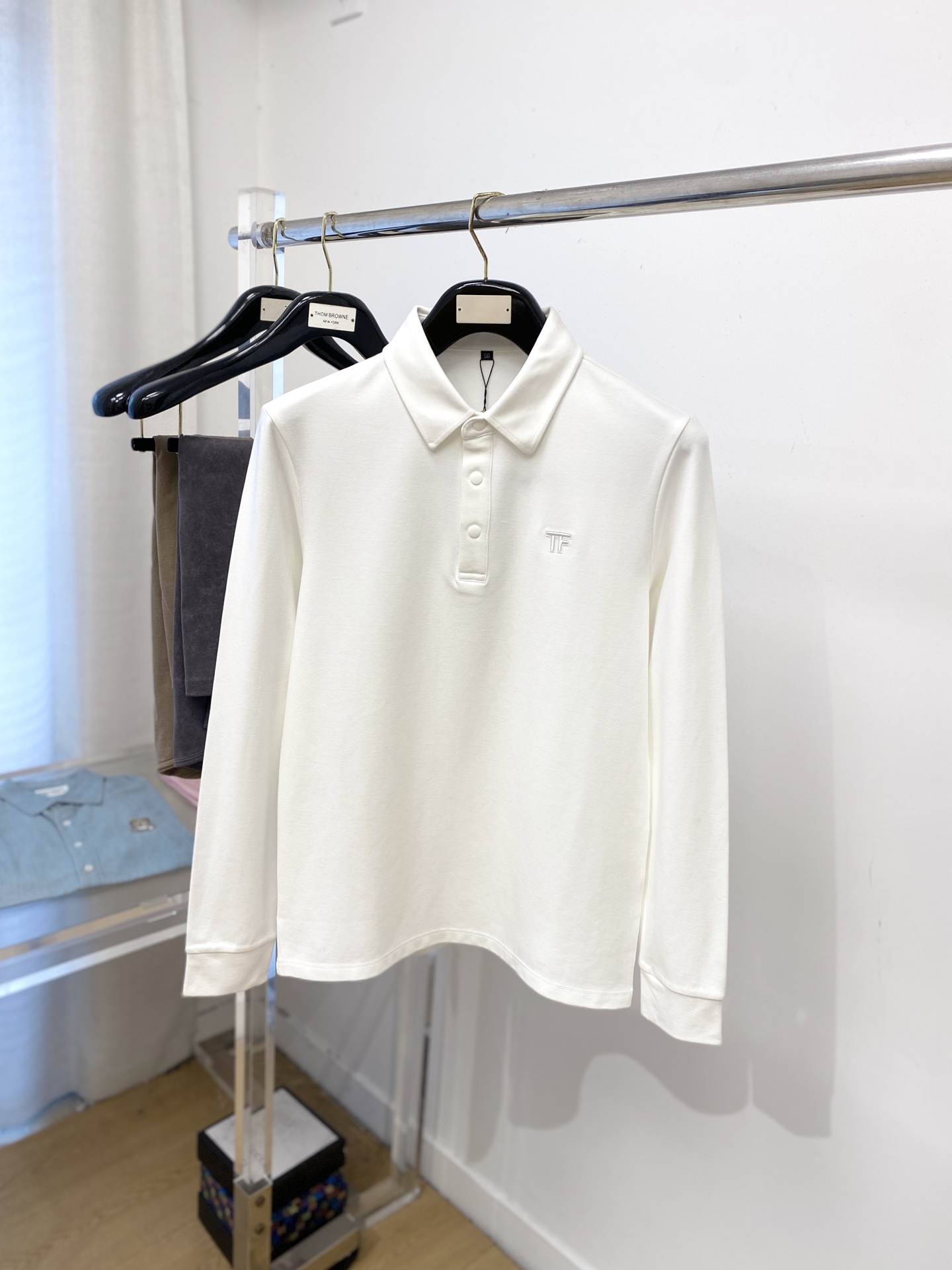 TF、新品长袖卫衣，帅气时尚，胸前镜子刺绣字母logo，简约百搭款。面料棉 不仅挺括，保持潮流的廓形，又