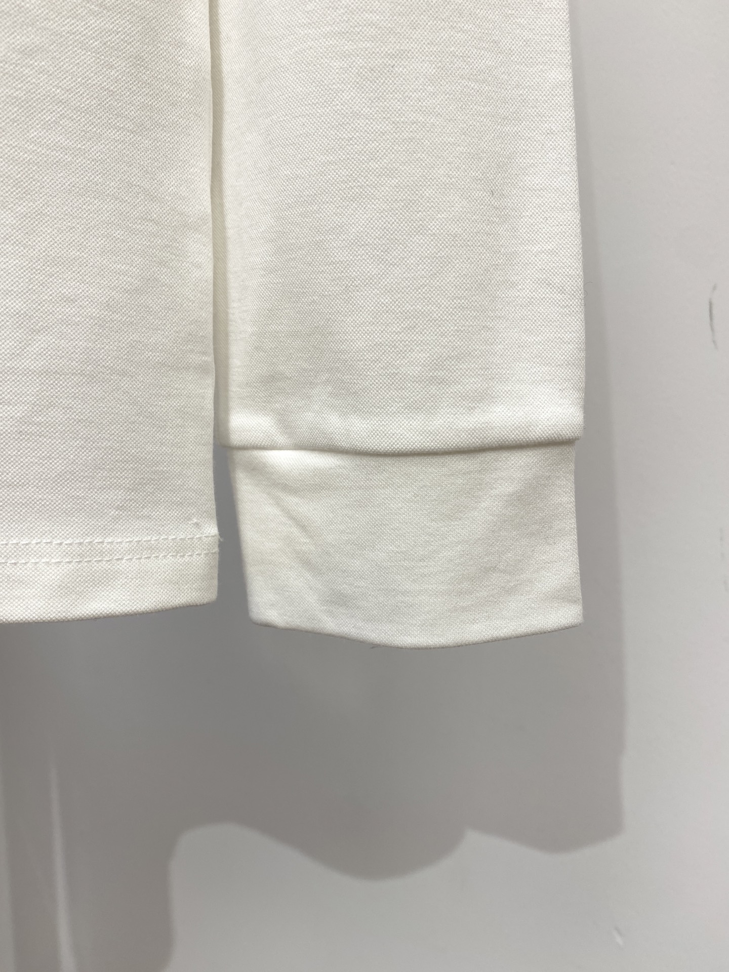 TF、新品长袖卫衣，帅气时尚，胸前镜子刺绣字母logo，简约百搭款。面料棉 不仅挺括，保持潮流的廓形，又