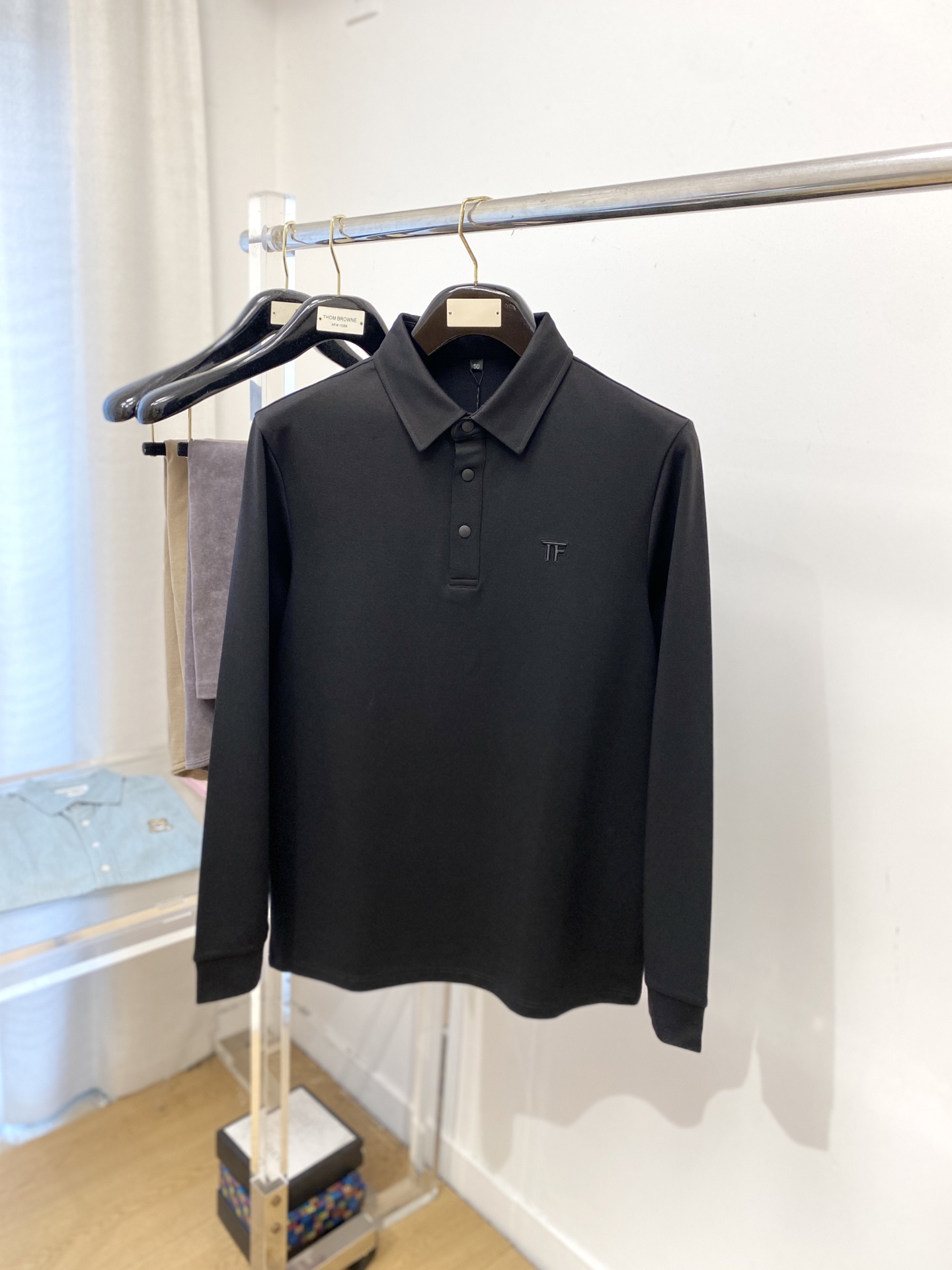 NO:539551,TF, 2025 new long-sleeved sweatshirt, handsome and fashionable, chest mirror embroidered letter logo, simple and versatile style. Fabric cotton is not only crisp, maintains a fashionable silhouette, and is comfortable to wear, and the yarn is more delicate, the number M-4XL,,tom ford,hoodie, sweatshirts, alexander wang19860909TF、2025新品长袖卫衣,帅气时尚,胸前镜子刺绣字母logo,简约百搭款.面料棉 不仅挺括,保持潮流的廓形,又穿着舒适,纱织更细腻,码数M-4XL,,tom ford,hoodie,sweatshirts,alexander wang,Men's clothing