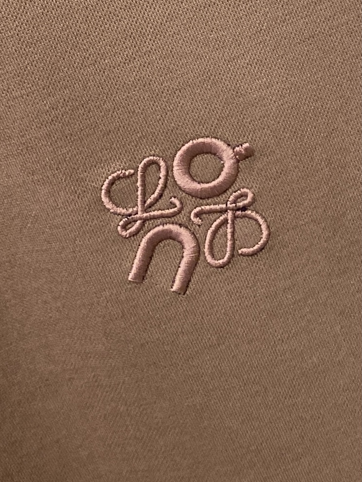 罗意威、新品长袖卫衣，帅气时尚，胸前精致刺绣图案logo，简约百搭款。面料棉 不仅挺括，保持潮流的廓形，