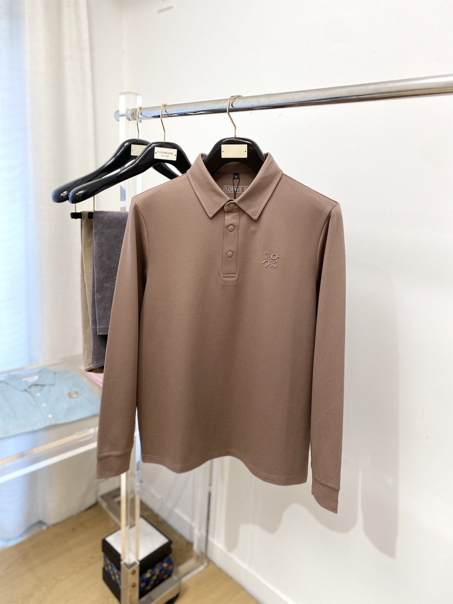 罗意威、新品长袖卫衣，帅气时尚，胸前精致刺绣图案logo，简约百搭款。面料棉 不仅挺括，保持潮流的廓形，